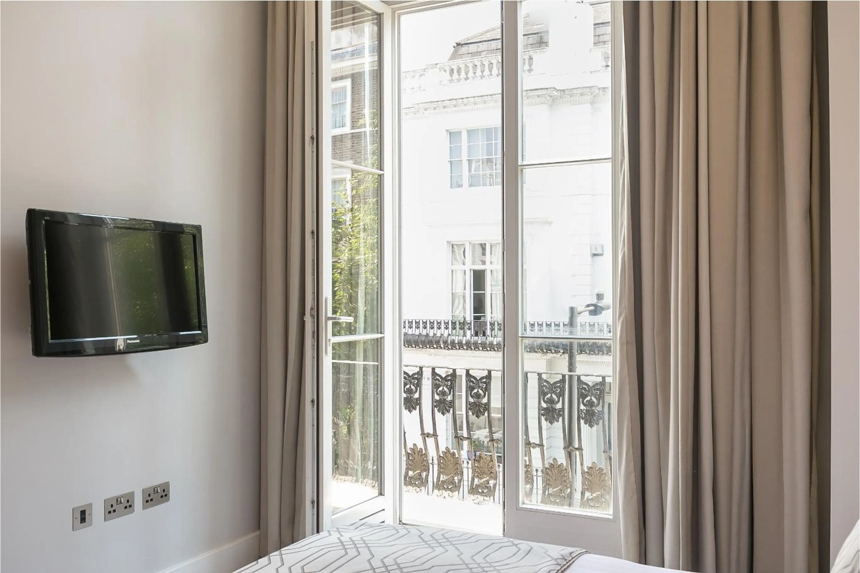 Bed in Chilworth Court