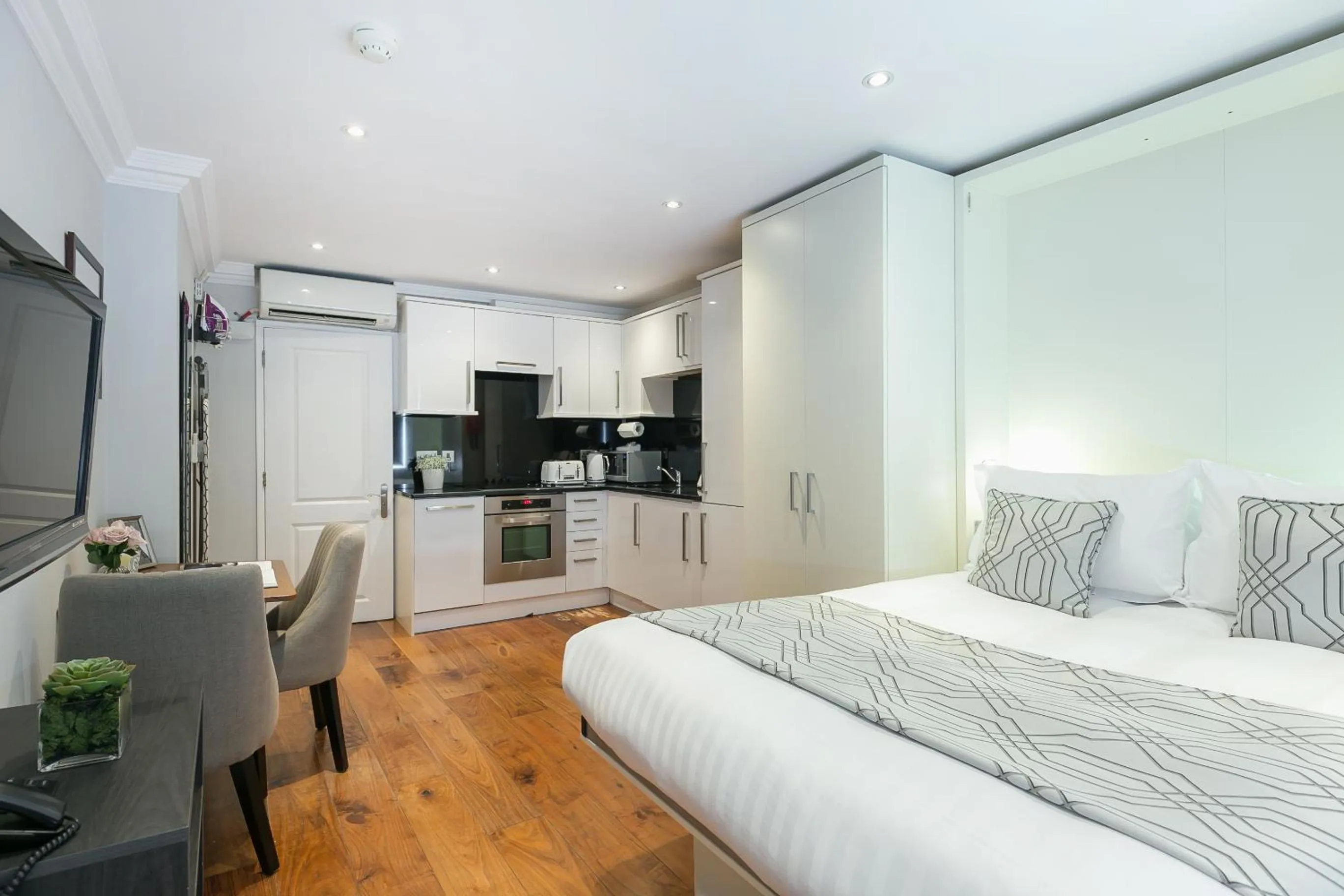 Bed in Chilworth Court