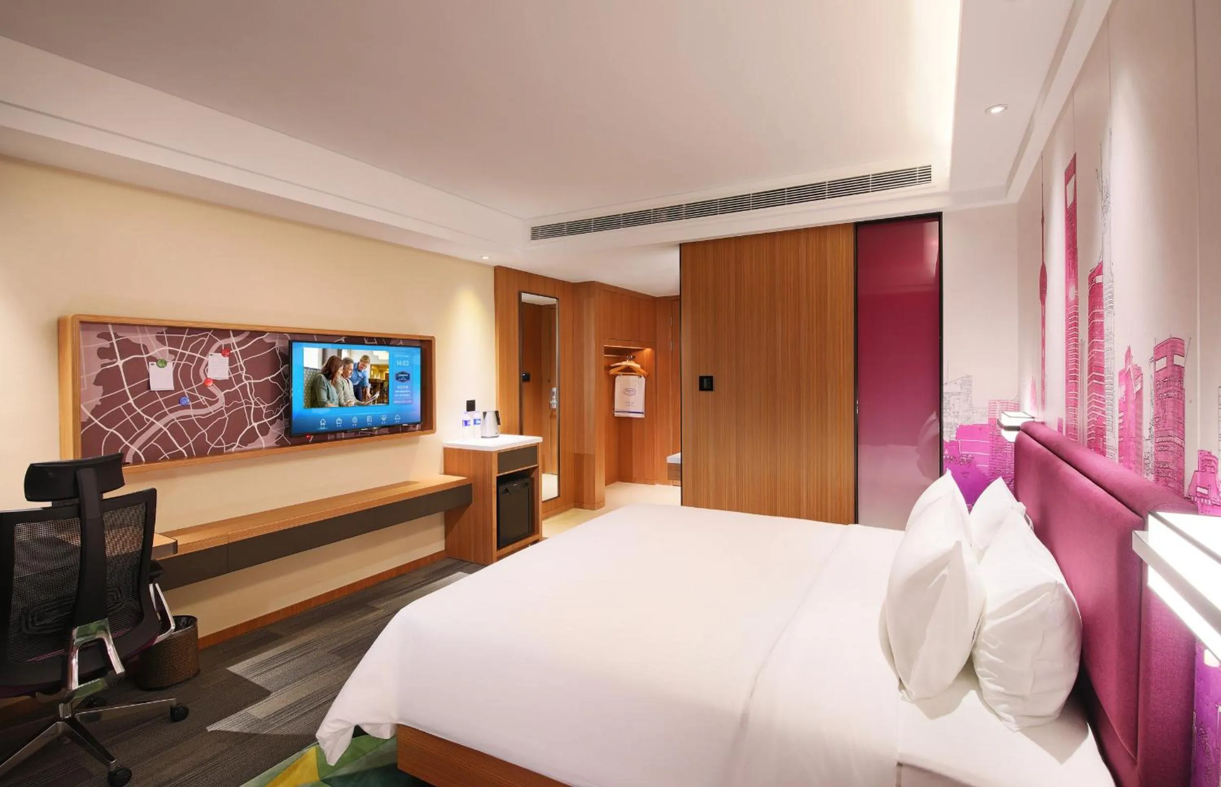 Photo of the whole room, Bed in Hampton by Hilton Shanghai Hongqiao NECC