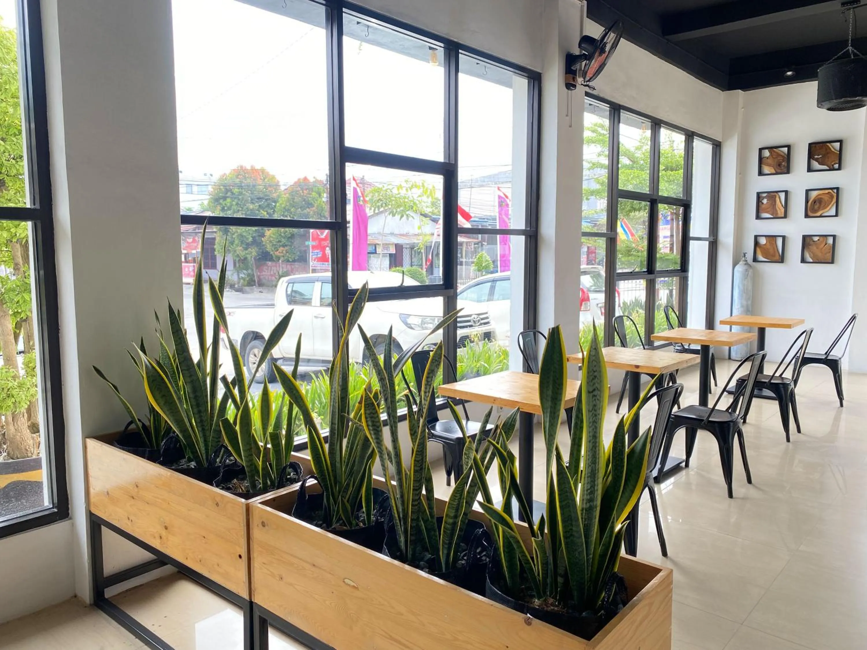 Seating area in Urbanview Hotel Medio Inn Palu by RedDoorz