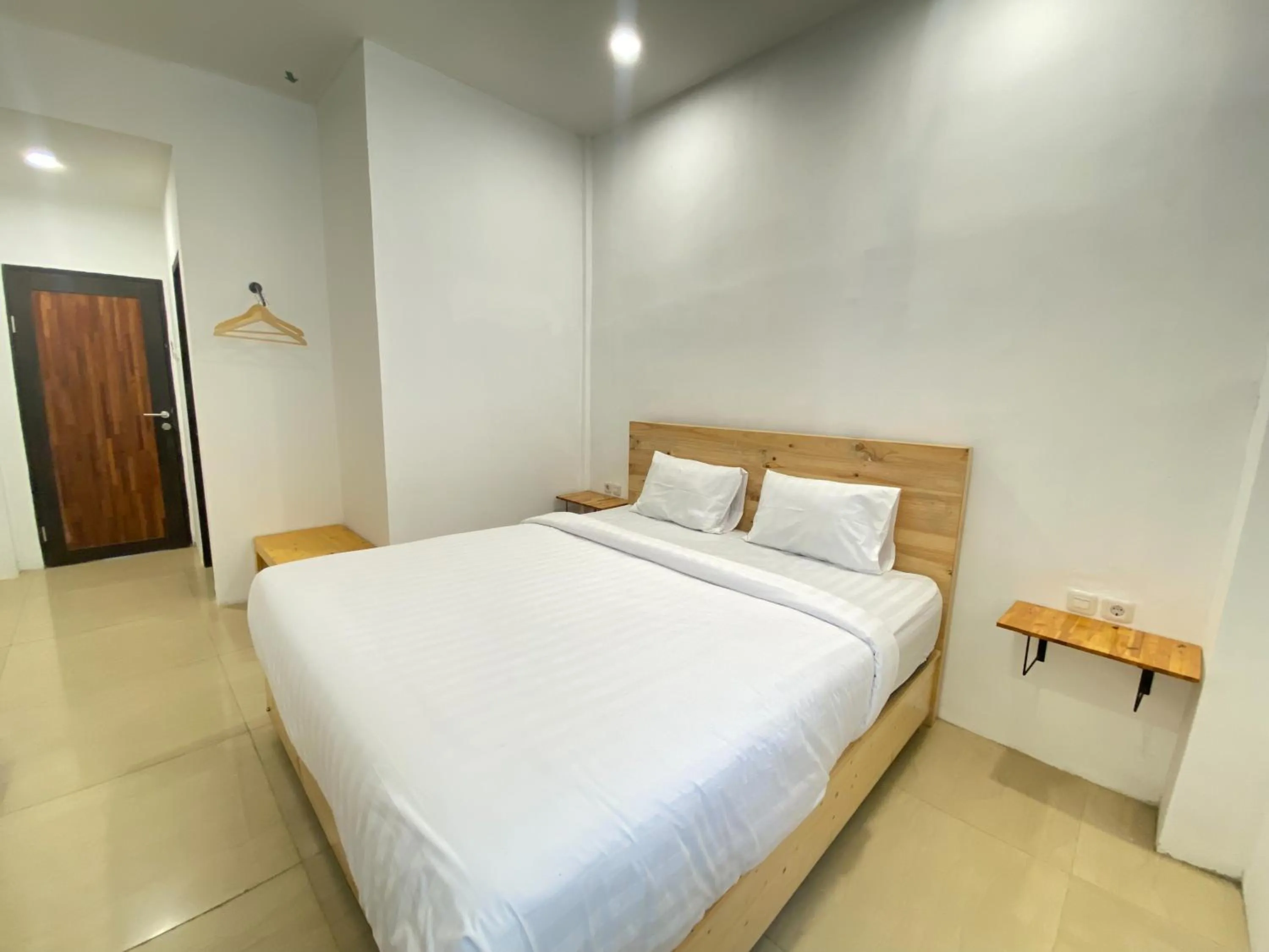 Bedroom, Bed in Urbanview Hotel Medio Inn Palu by RedDoorz