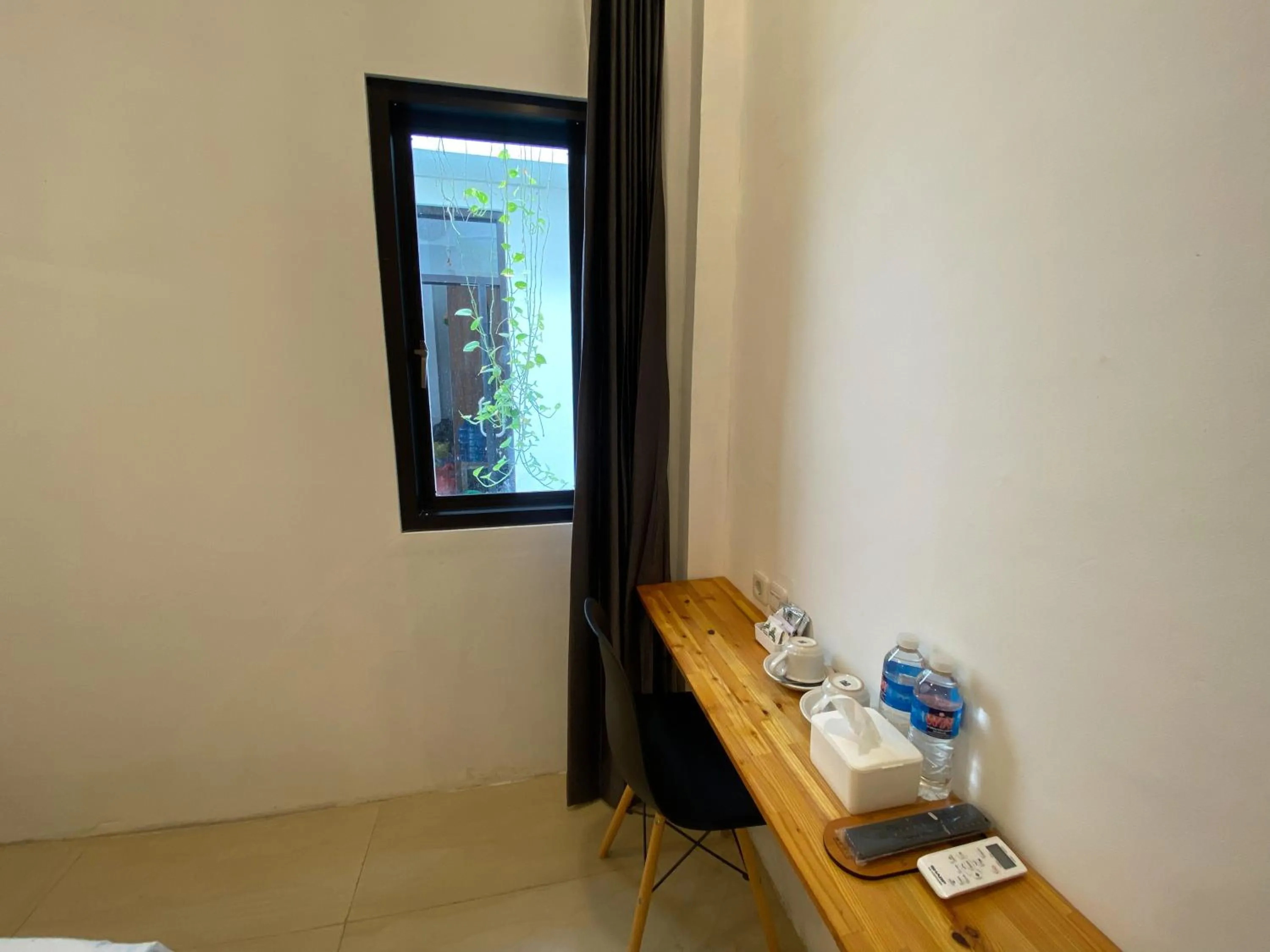 Coffee/tea facilities in Urbanview Hotel Medio Inn Palu by RedDoorz