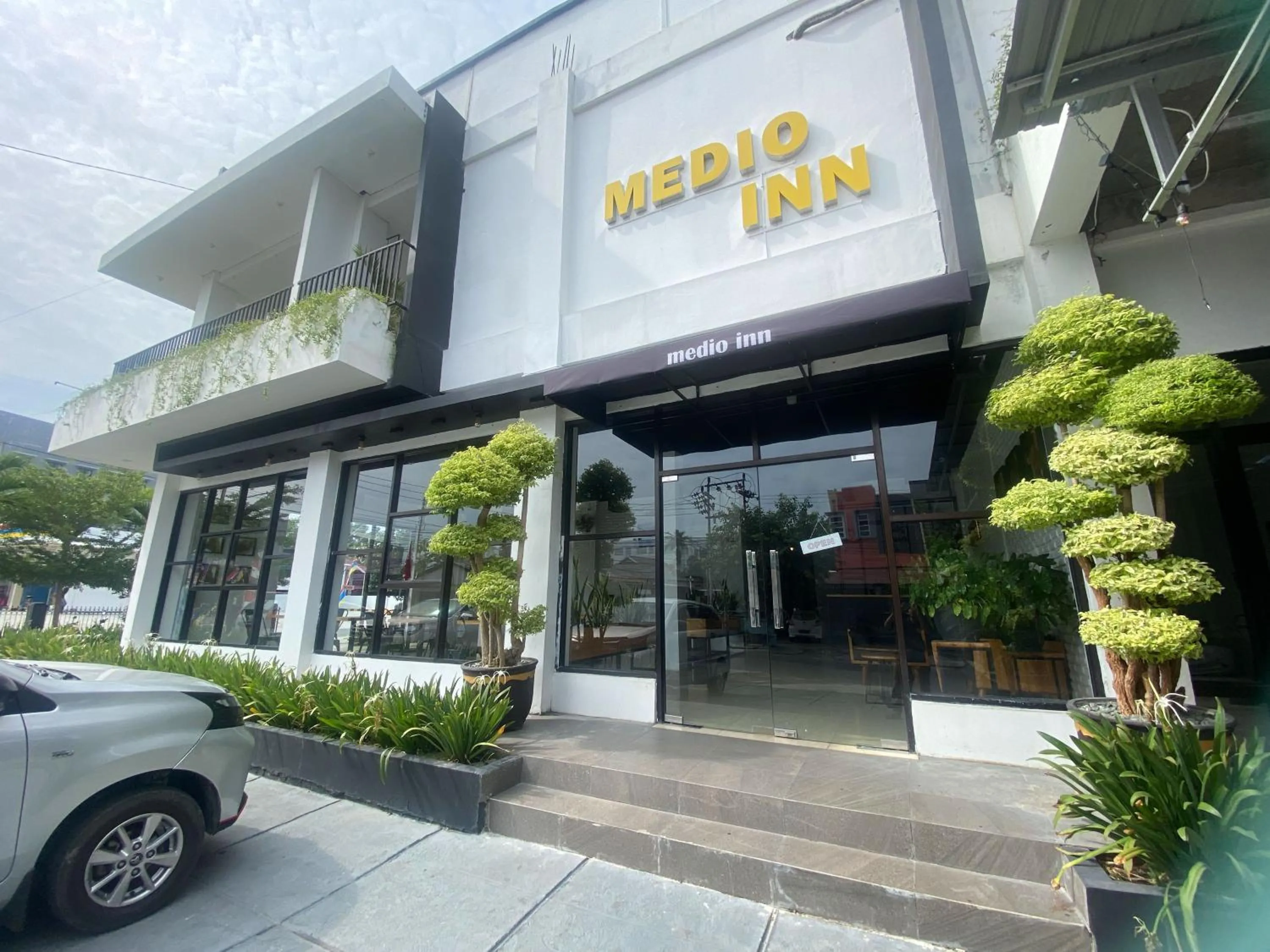 Property building in Urbanview Hotel Medio Inn Palu by RedDoorz