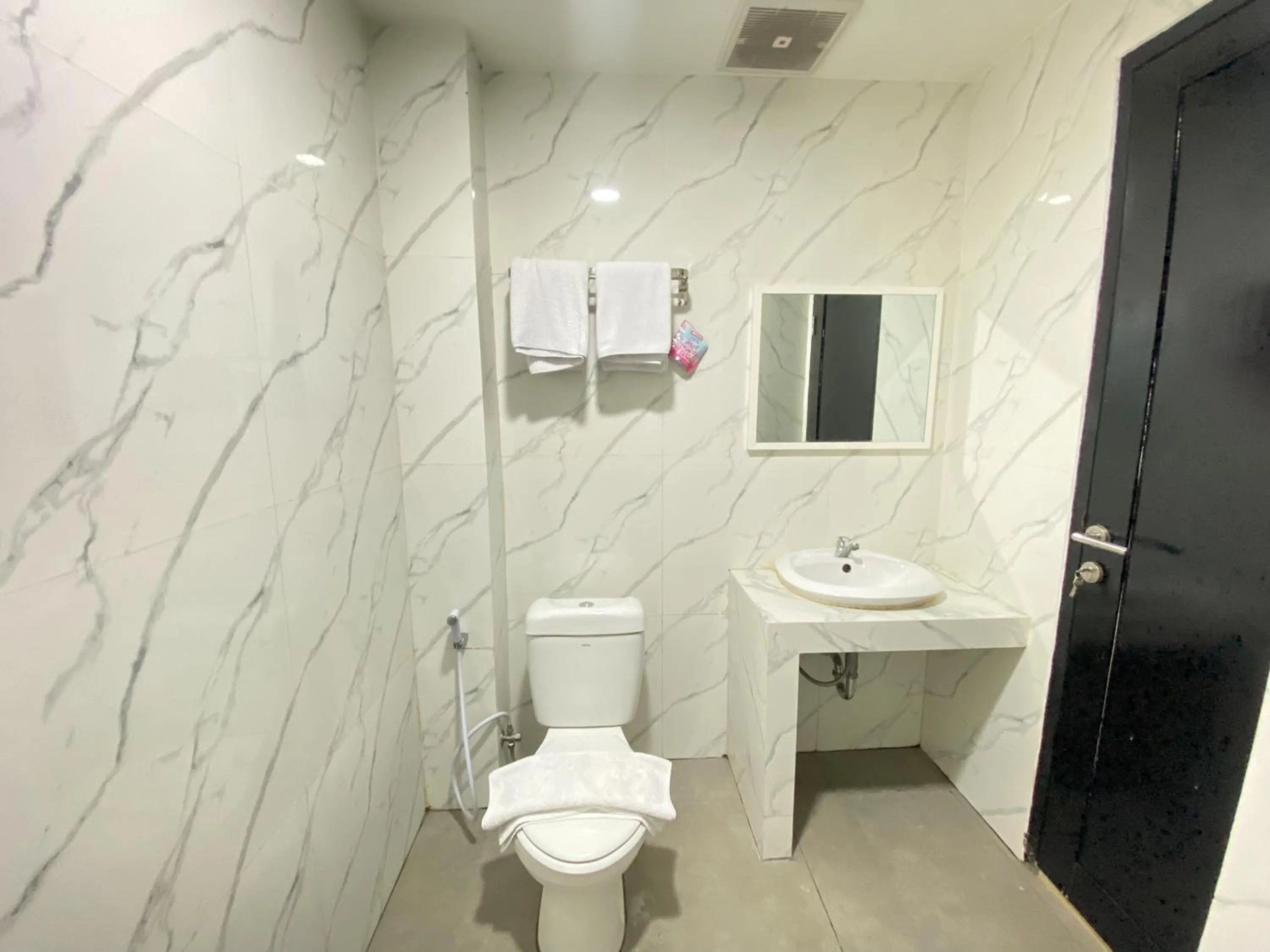 Bathroom in Urbanview Hotel Medio Inn Palu by RedDoorz