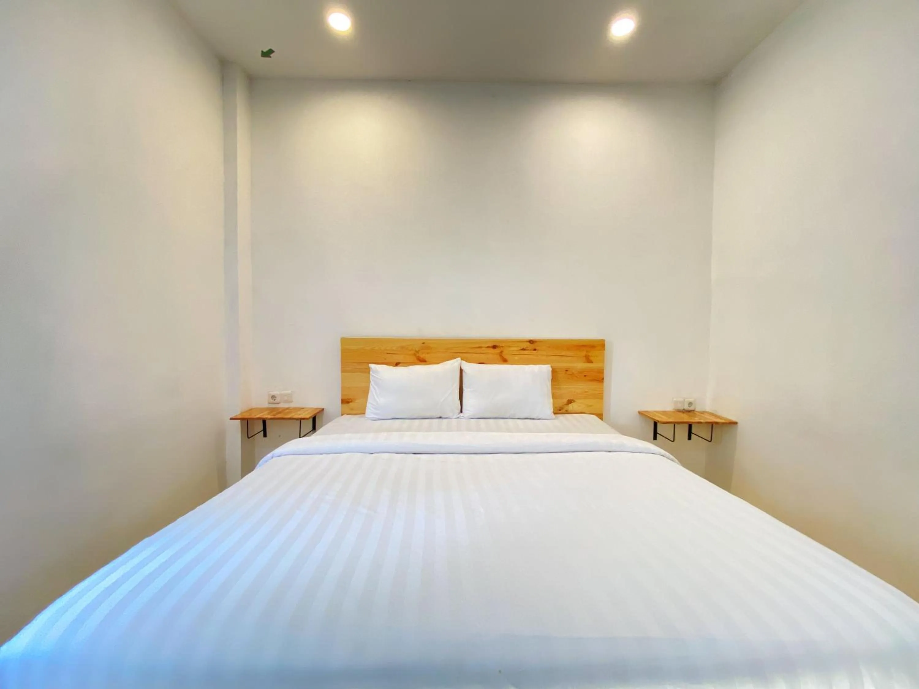Bedroom, Bed in Urbanview Hotel Medio Inn Palu by RedDoorz