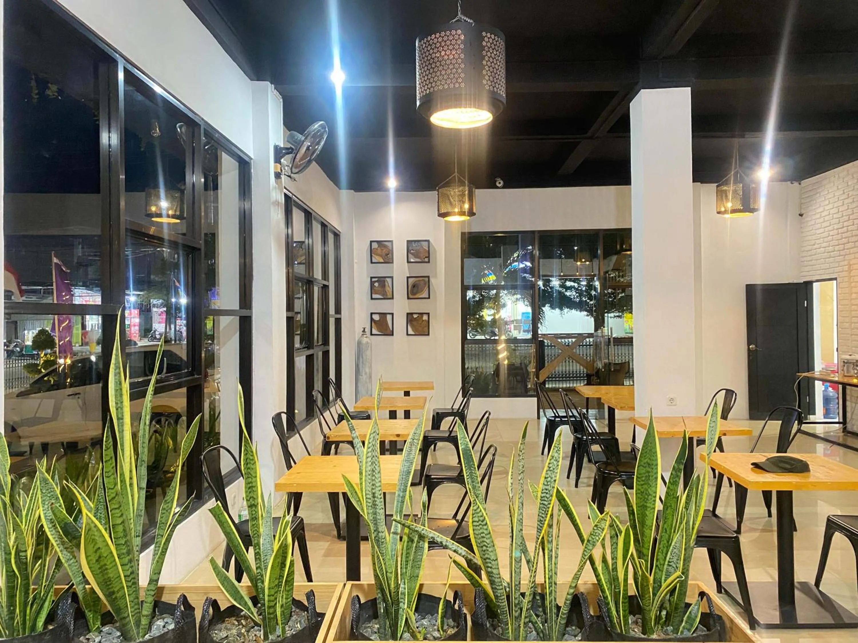 Seating area in Urbanview Hotel Medio Inn Palu by RedDoorz