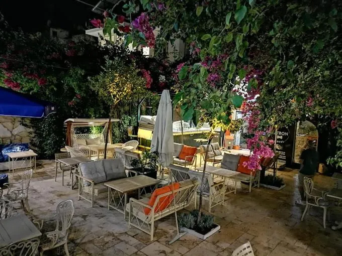 Restaurant/places to eat in Patron Hotel