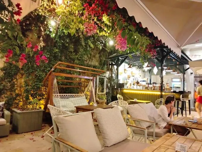 Restaurant/places to eat in Patron Hotel