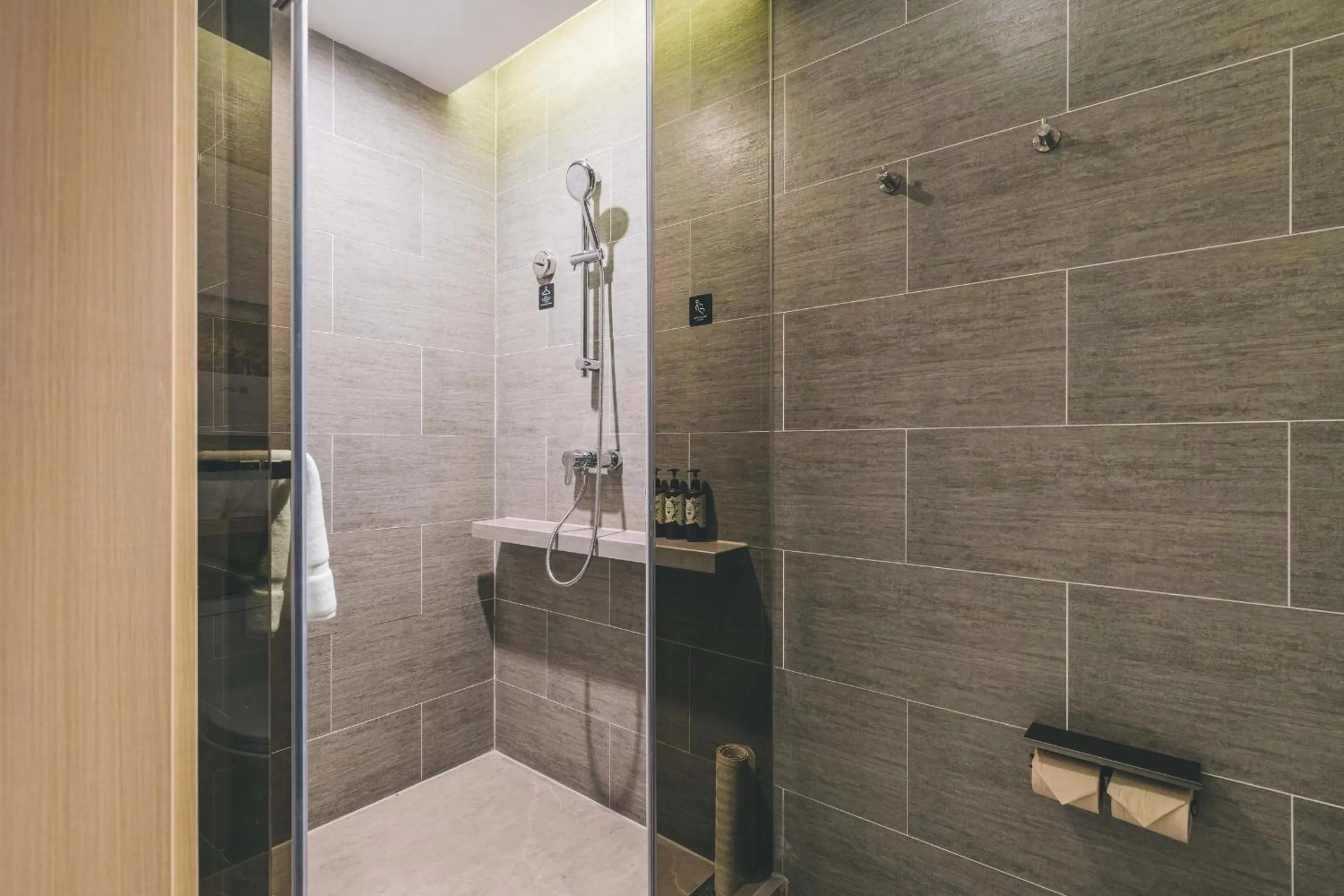 Shower in Atour Hotel Shanghai Hongqiao International Exhibition Linkong Park