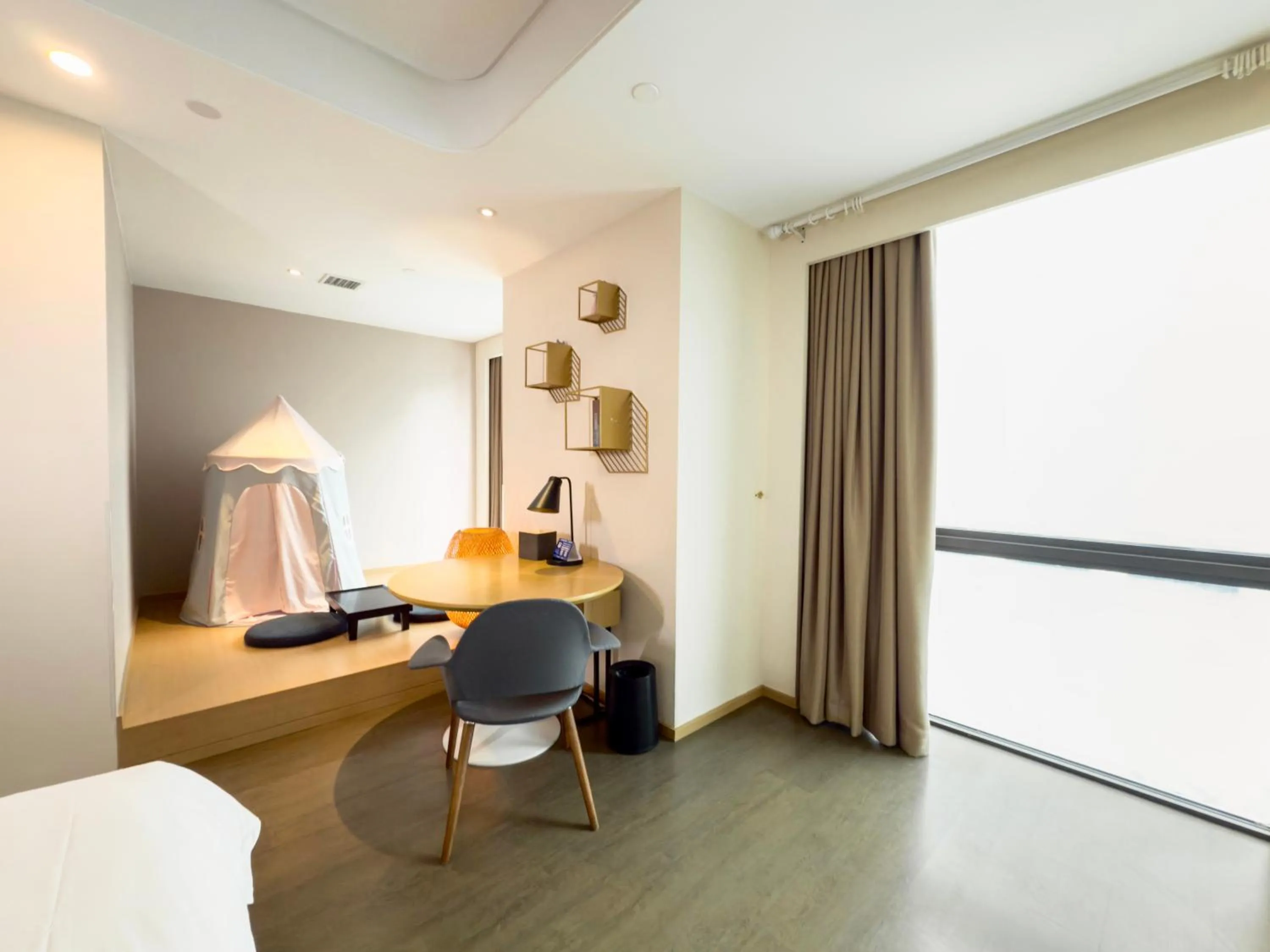 Seating area in Atour Hotel Shanghai Hongqiao International Exhibition Linkong Park