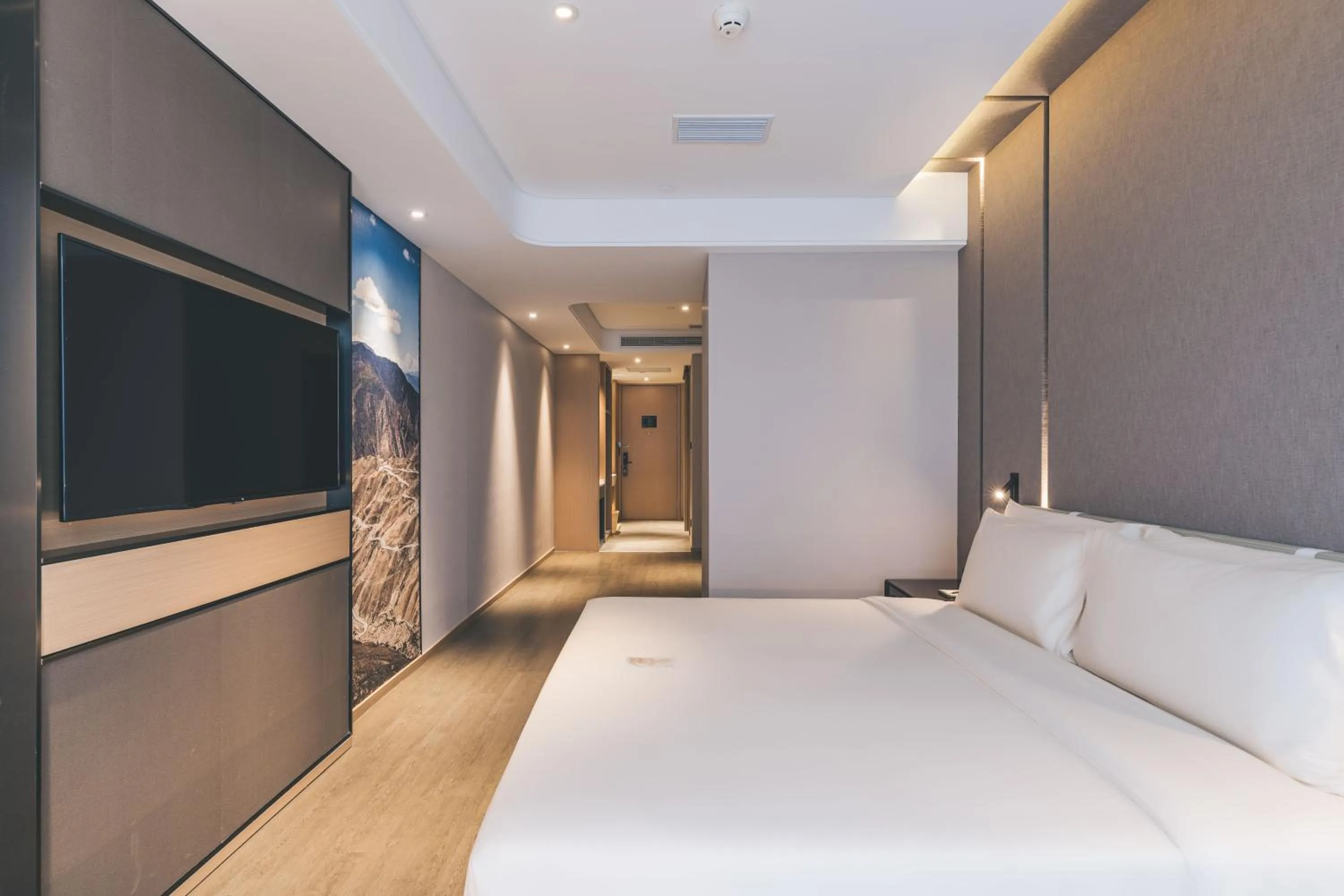 Photo of the whole room in Atour Hotel Shanghai Hongqiao International Exhibition Linkong Park