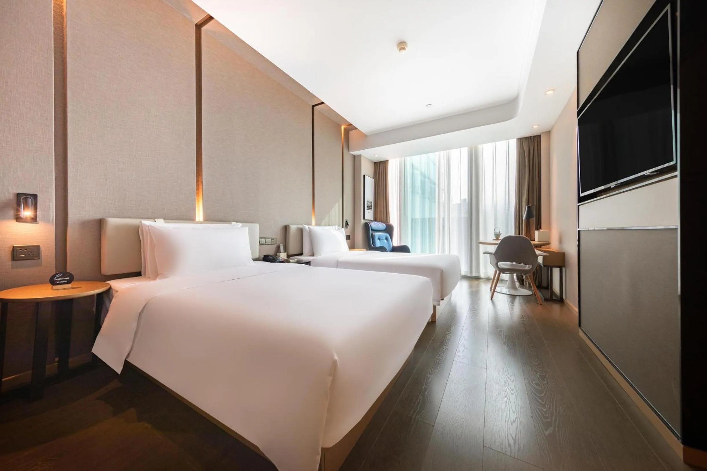 Bed in Atour Hotel Ningbo Sanjiangkou Bund Book City