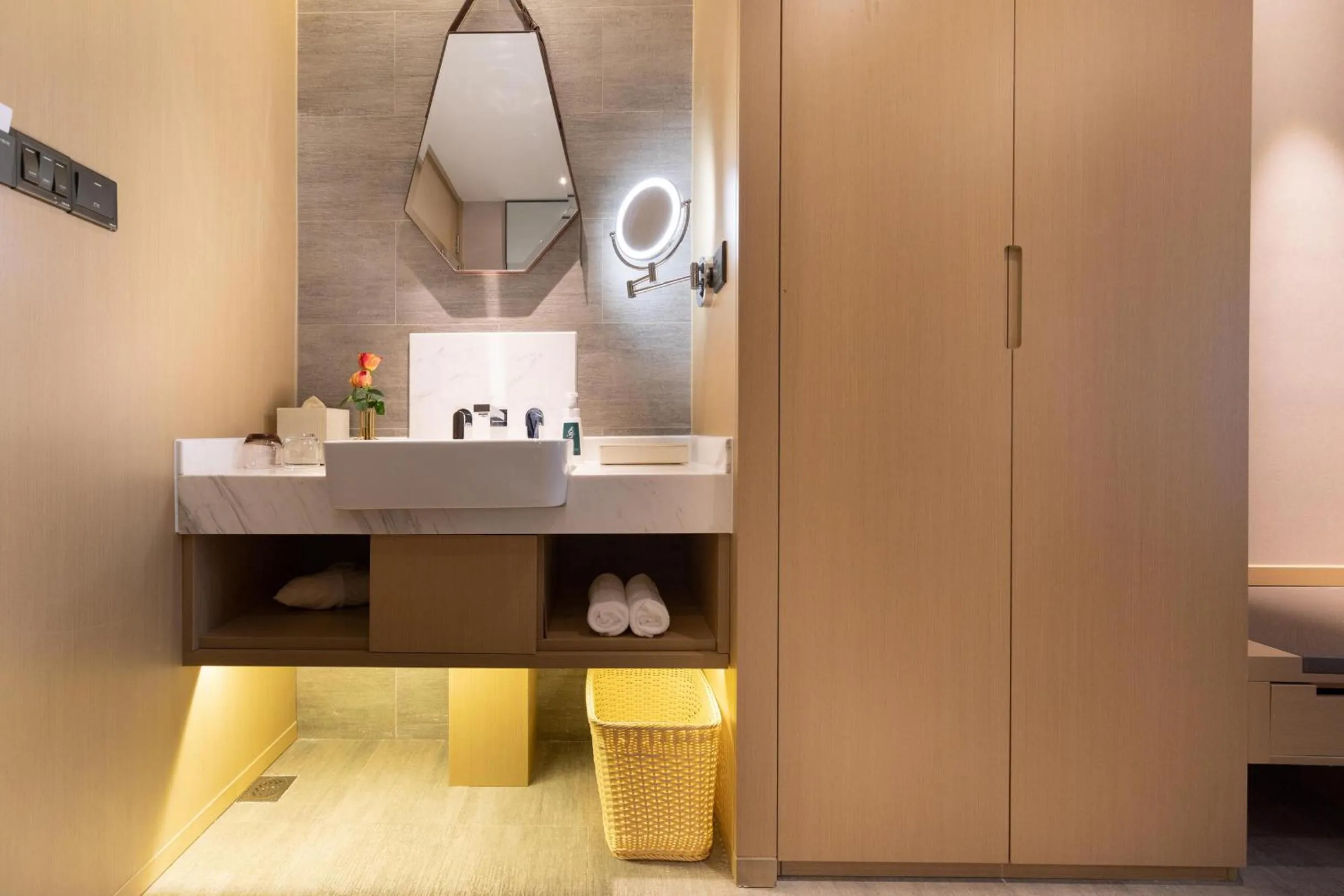 Atour Hotel Ningbo Sanjiangkou Bund Book City