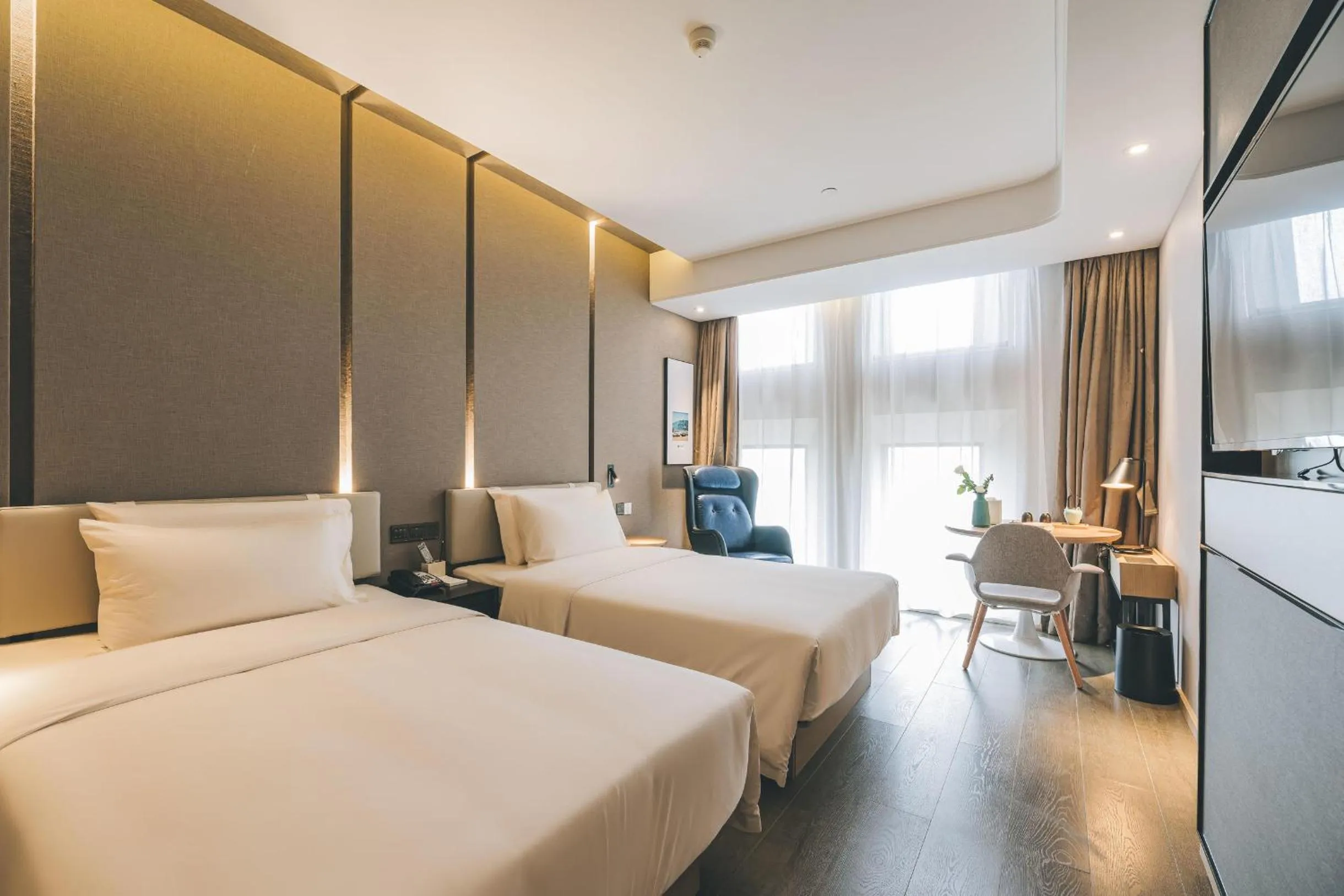Bed in Atour Hotel Ningbo Sanjiangkou Bund Book City