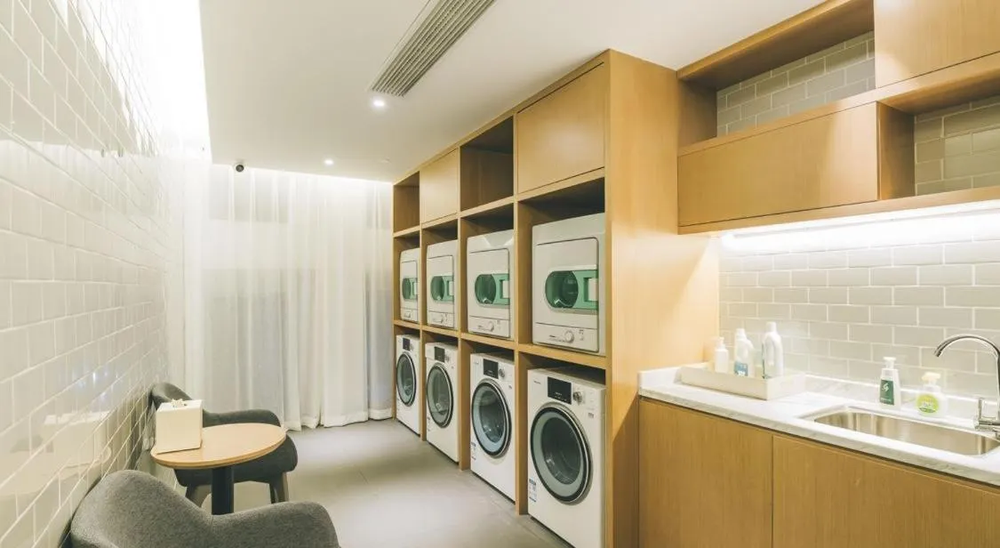 Atour Hotel Ningbo Sanjiangkou Bund Book City