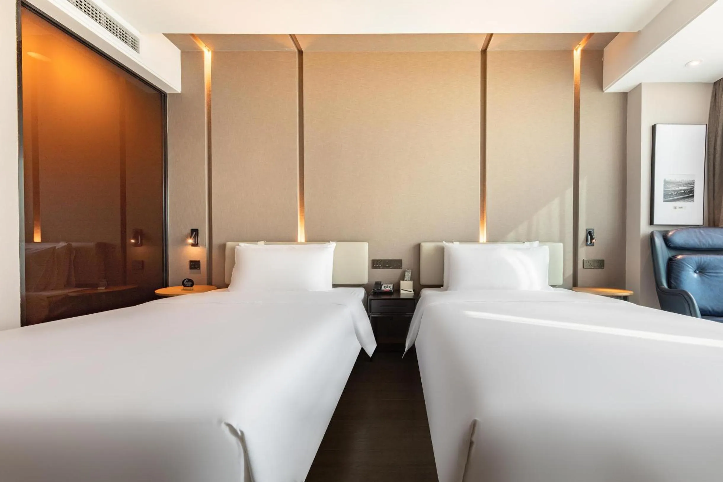 Bed in Atour Hotel Ningbo Sanjiangkou Bund Book City