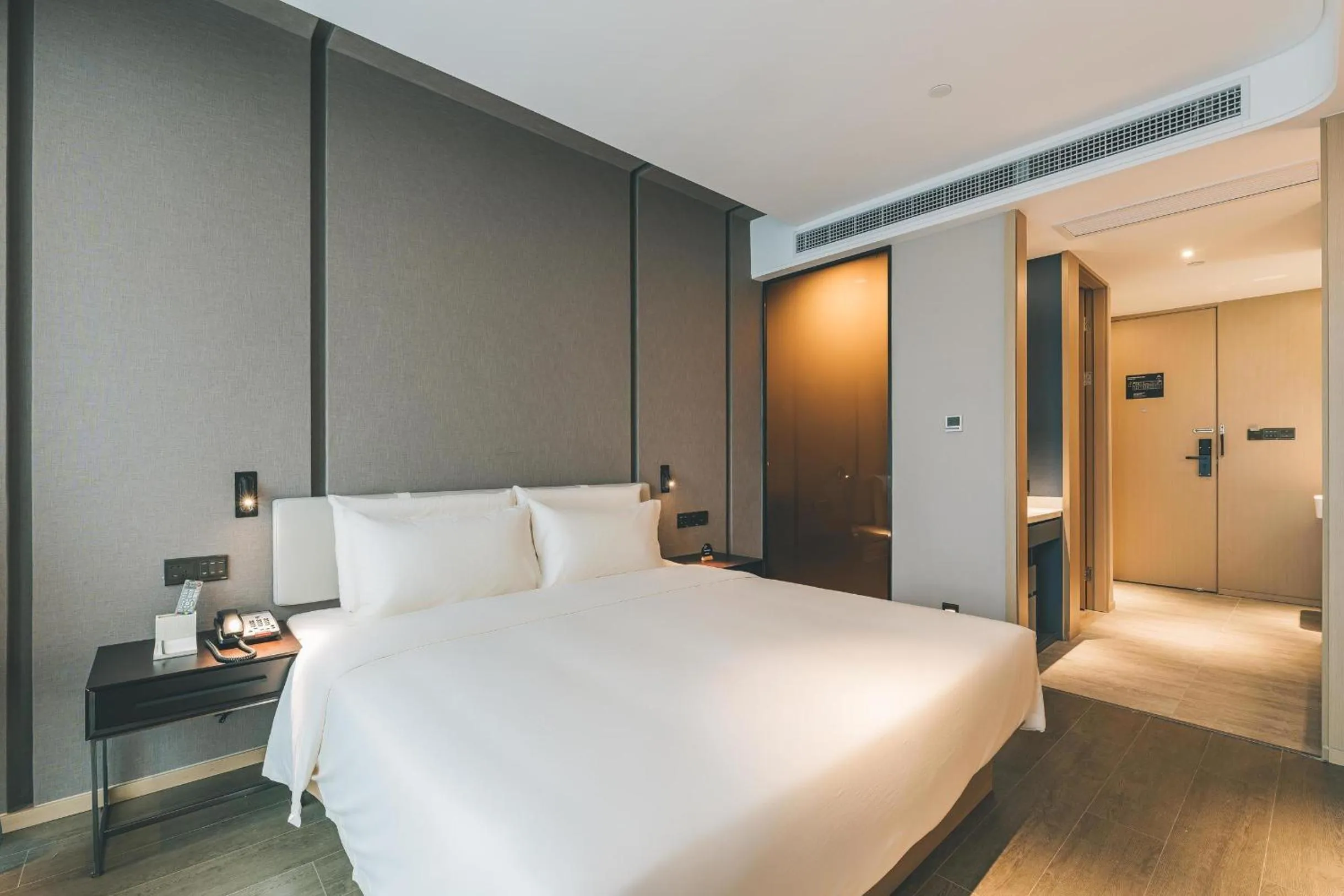 Bed in Atour Hotel Ningbo Sanjiangkou Bund Book City