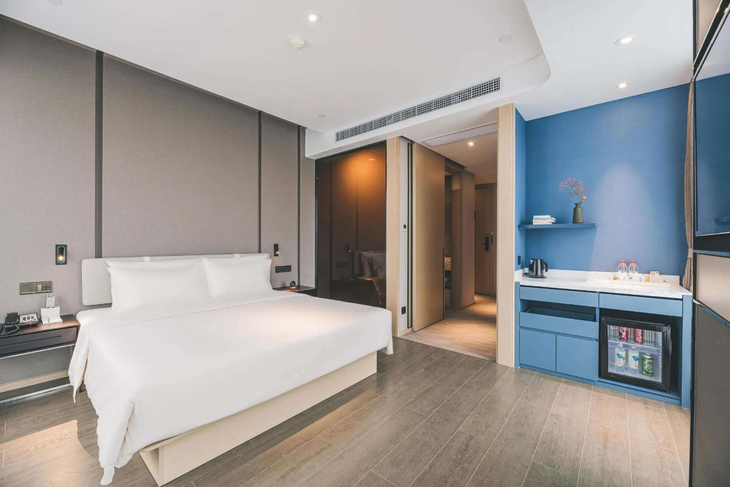 Bed in Atour Hotel Ningbo Sanjiangkou Bund Book City