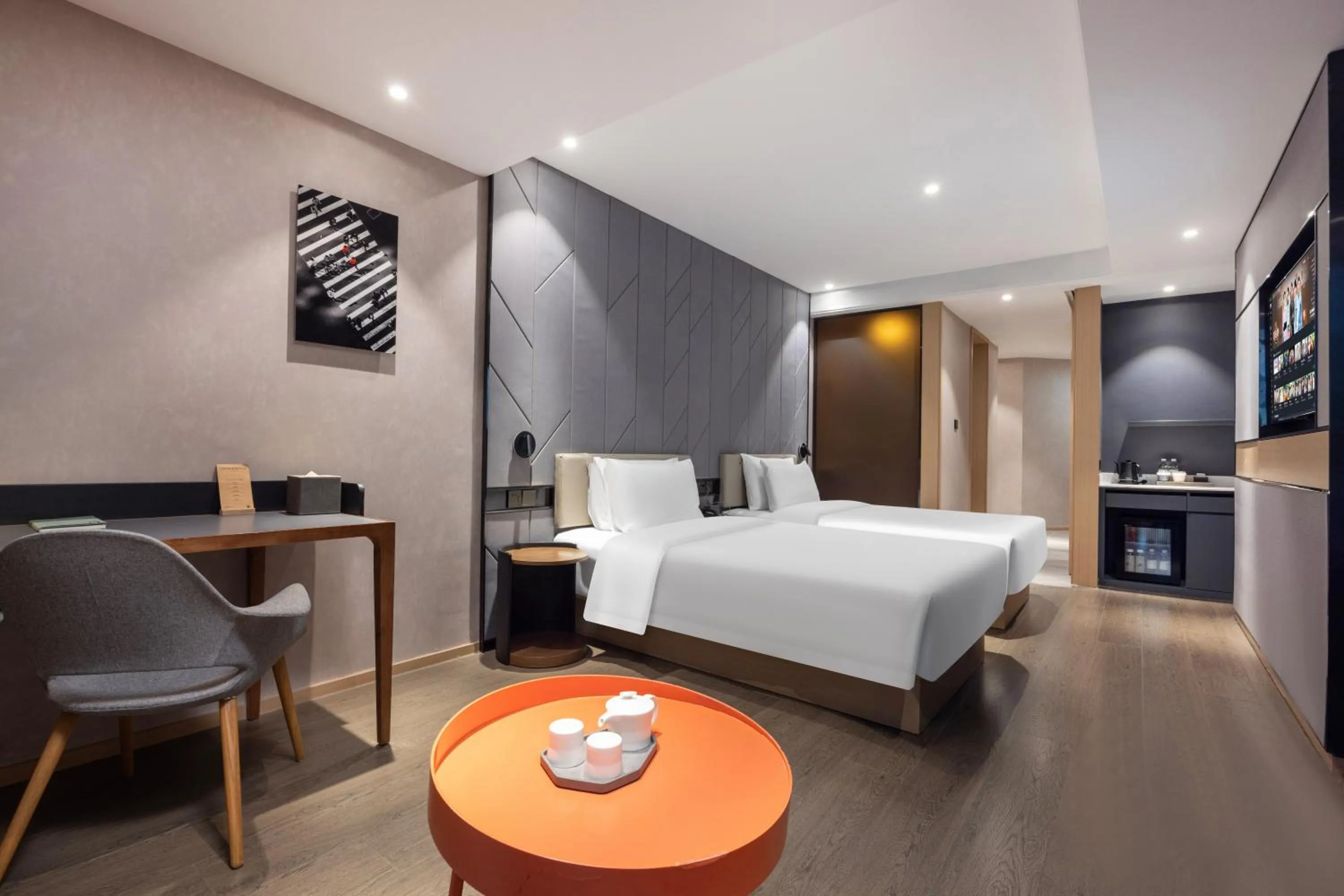 Photo of the whole room, Bed in Atour Hotel Gangding Metro Station Taikoo Hui Tianhe Guangzhou