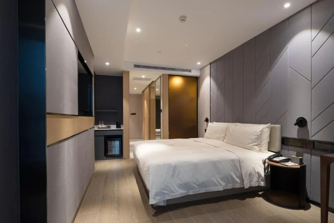Photo of the whole room, Bed in Atour Hotel Gangding Metro Station Taikoo Hui Tianhe Guangzhou