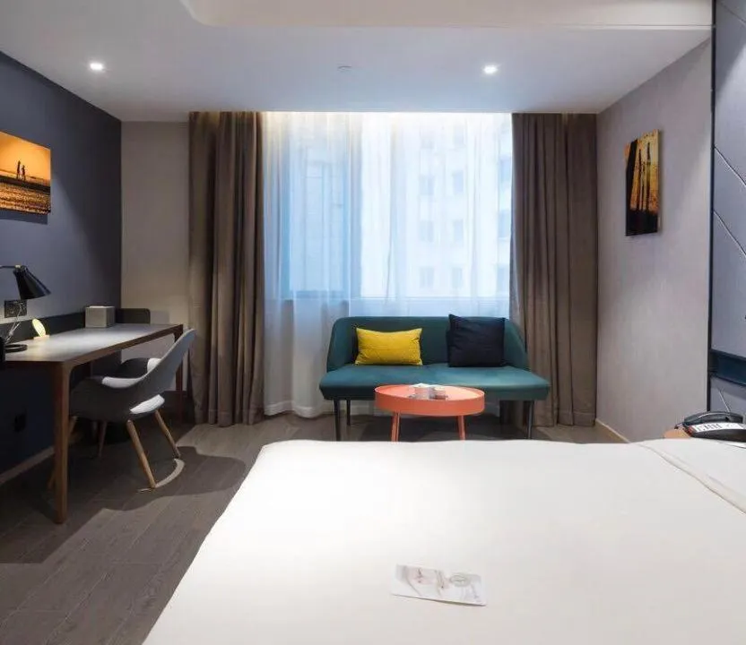 Photo of the whole room, Bed in Atour Hotel Gangding Metro Station Taikoo Hui Tianhe Guangzhou