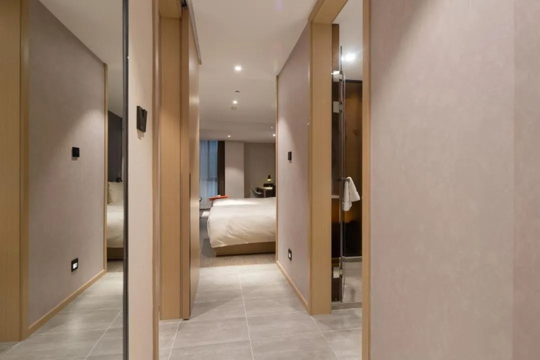 Photo of the whole room, Bed in Atour Hotel Gangding Metro Station Taikoo Hui Tianhe Guangzhou