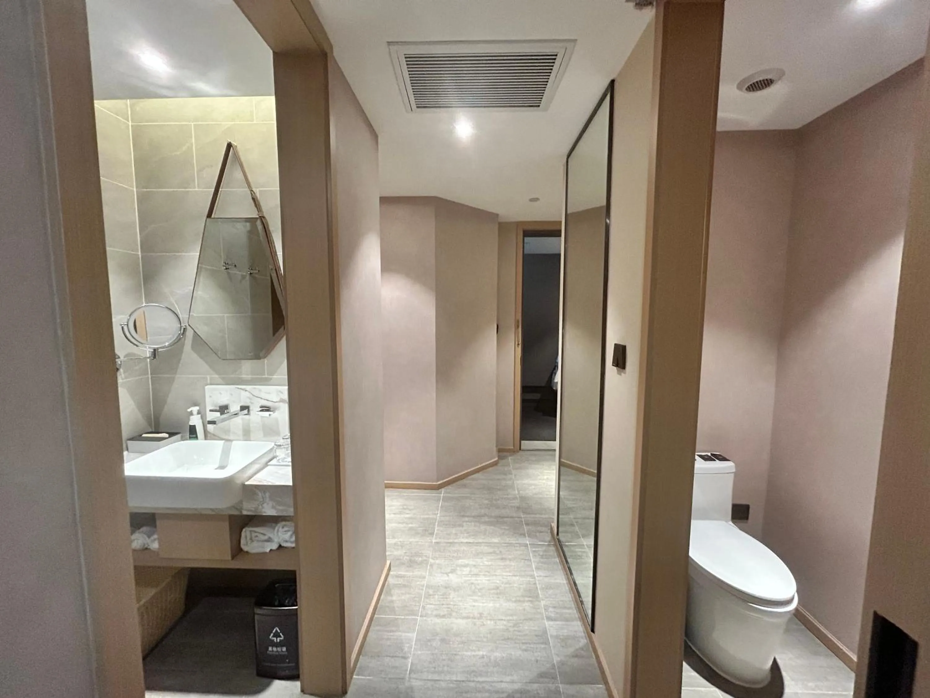 Bathroom in Atour Hotel Gangding Metro Station Taikoo Hui Tianhe Guangzhou
