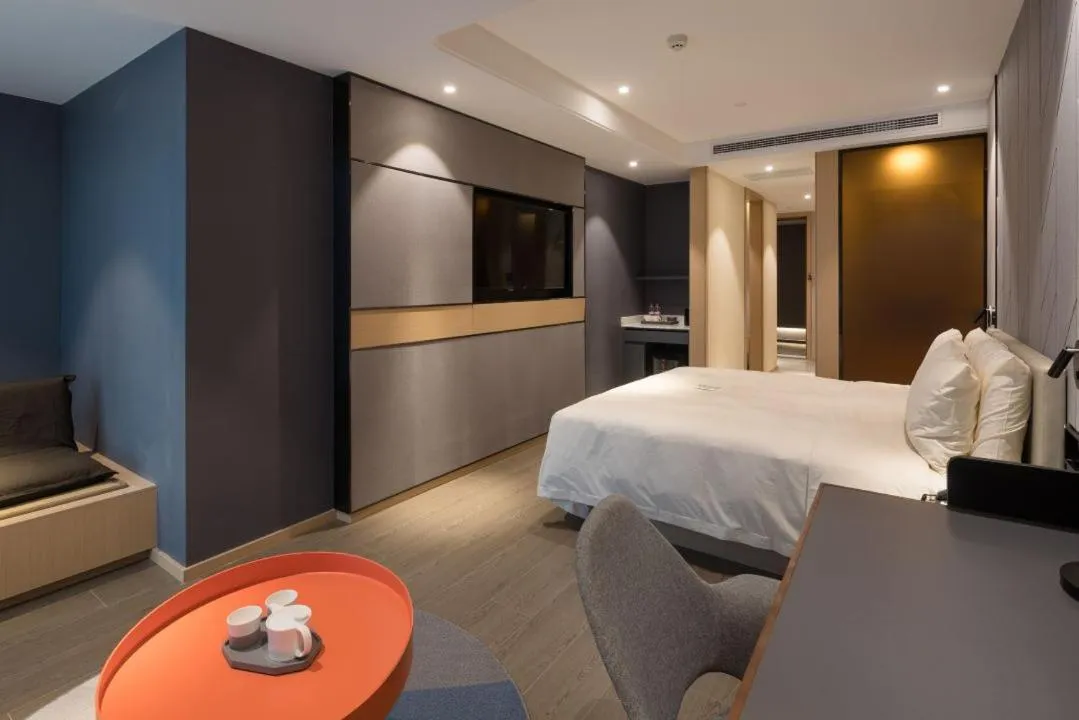 Photo of the whole room, Bed in Atour Hotel Gangding Metro Station Taikoo Hui Tianhe Guangzhou