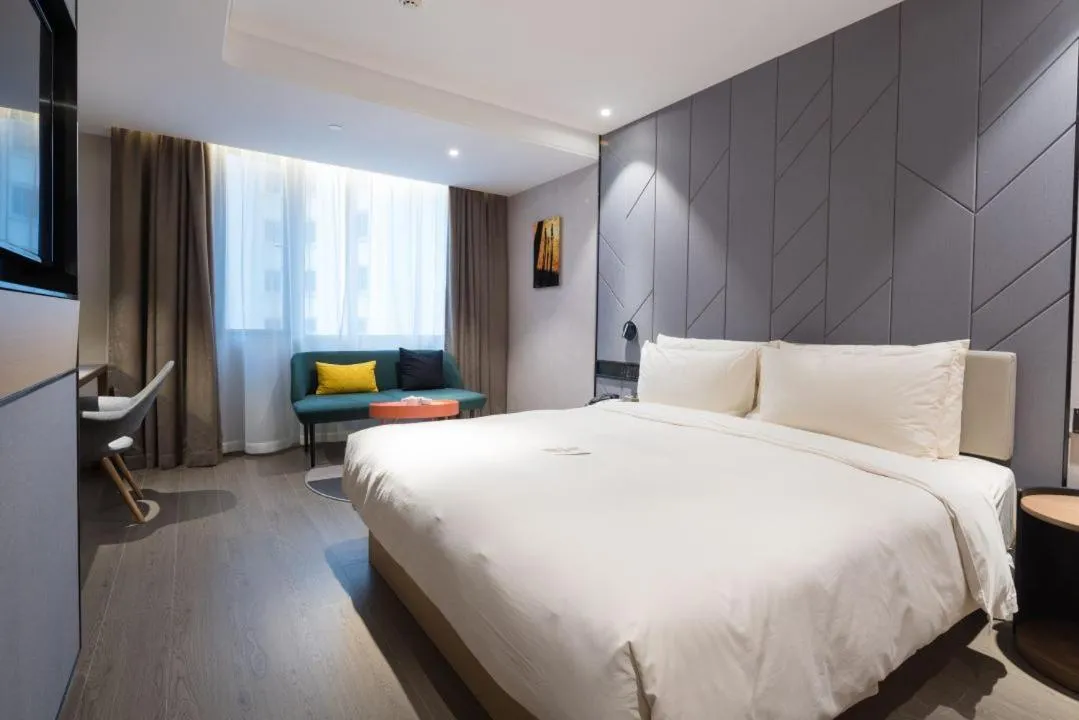 Photo of the whole room, Bed in Atour Hotel Gangding Metro Station Taikoo Hui Tianhe Guangzhou