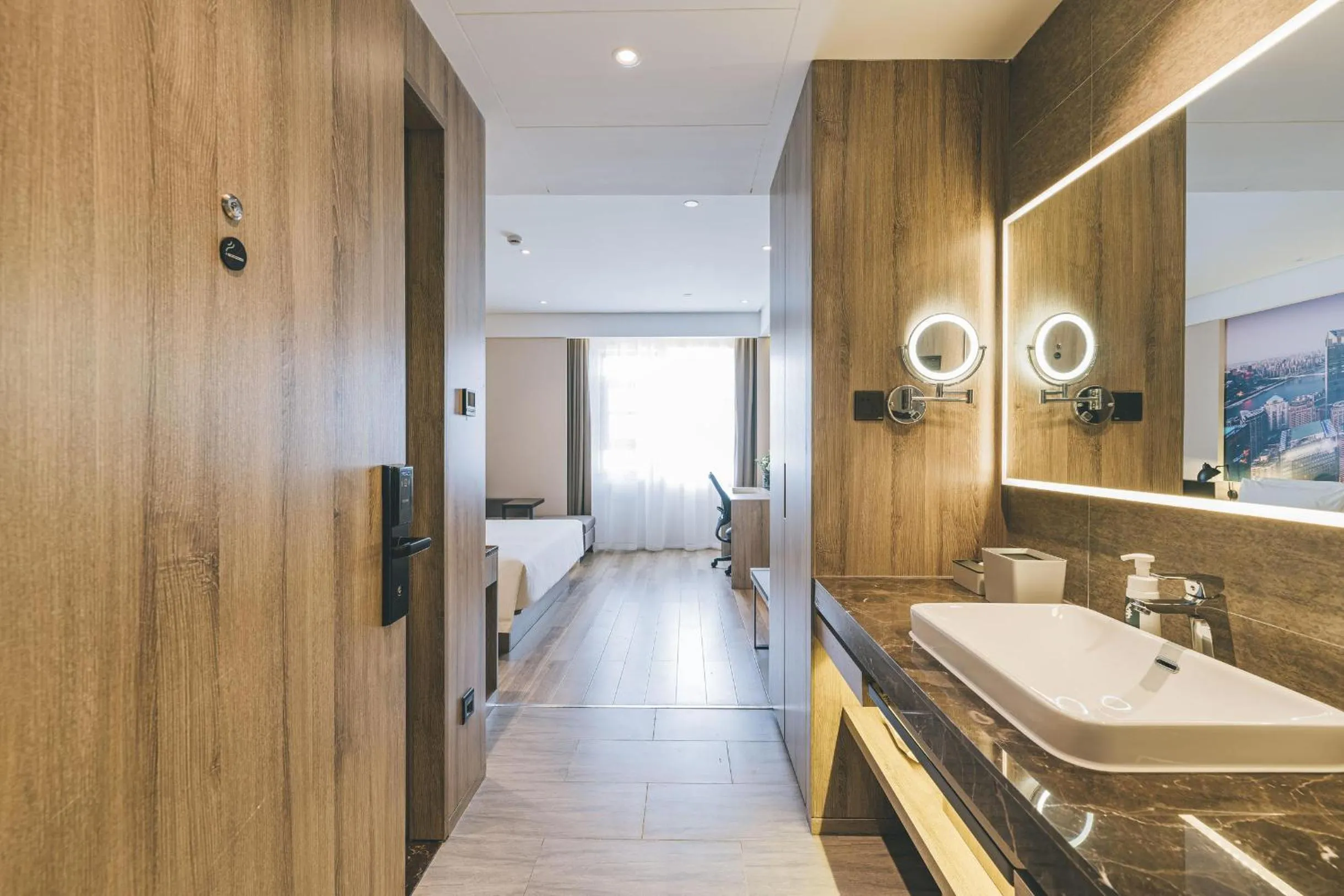 Atour Hotel Chongqing Liziba Lianglukou Subway Station