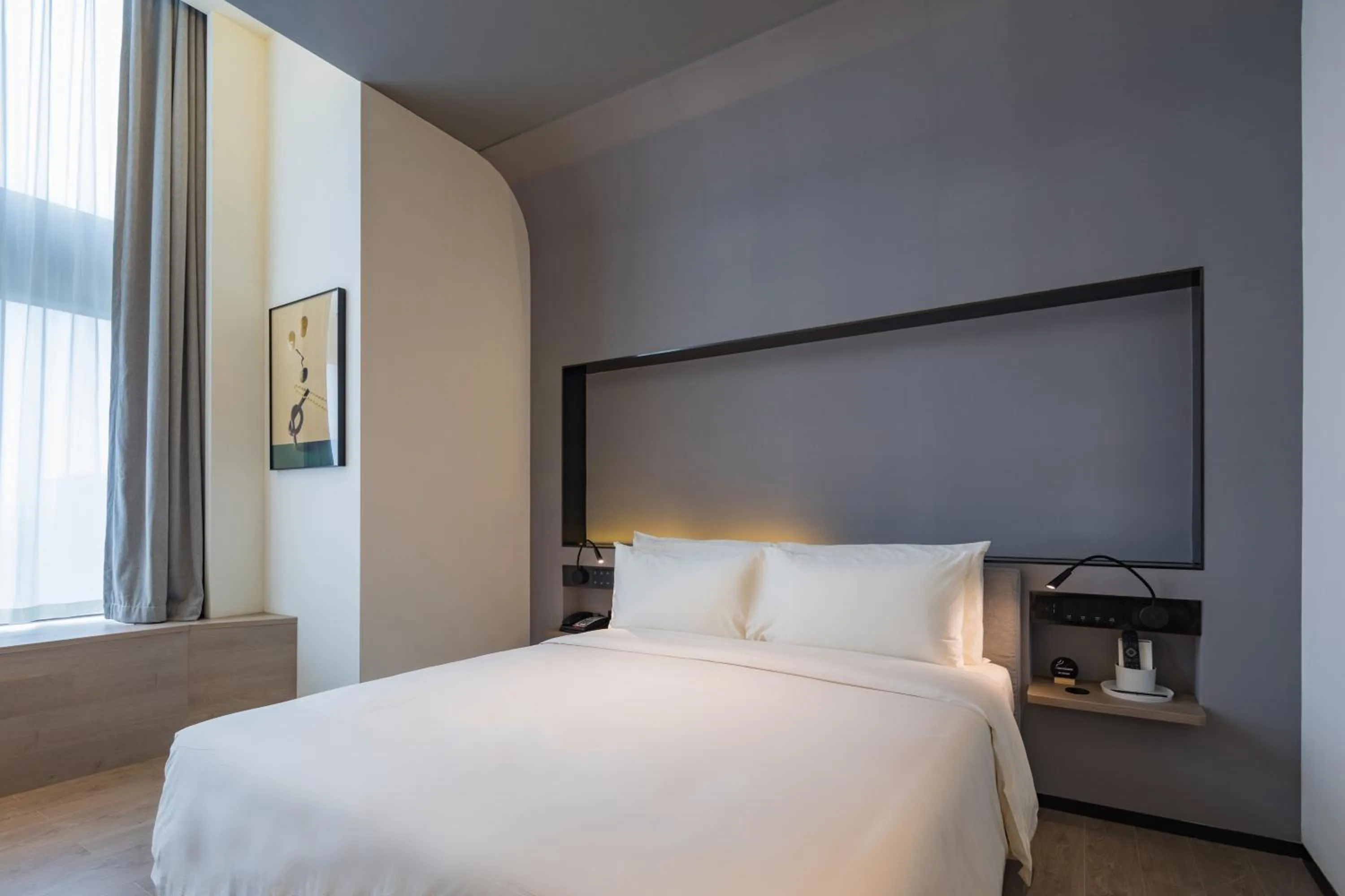 Photo of the whole room, Bed in Atour S Hotel Shanghai Hongqiao Center Aegean-Late night Congee