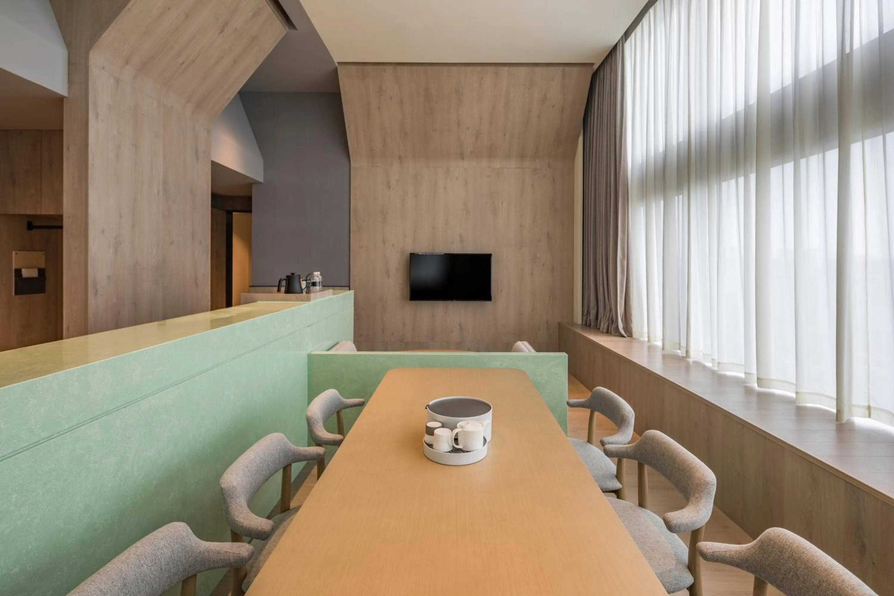 Photo of the whole room in Atour S Hotel Shanghai Hongqiao Center Aegean-Late night Congee