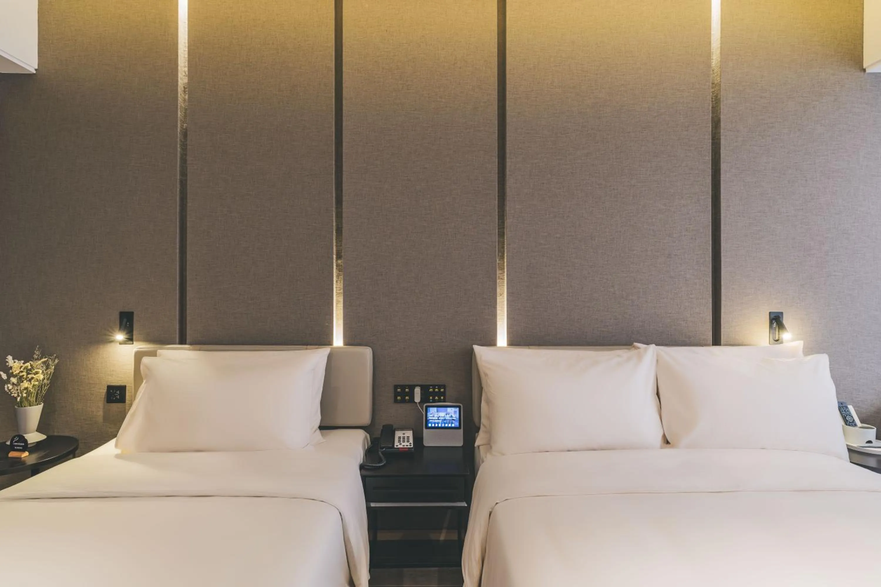 Photo of the whole room, Bed in Atour Hotel Nanjing East Road, The Bund-Self-service free laundry-Free Night Snacks