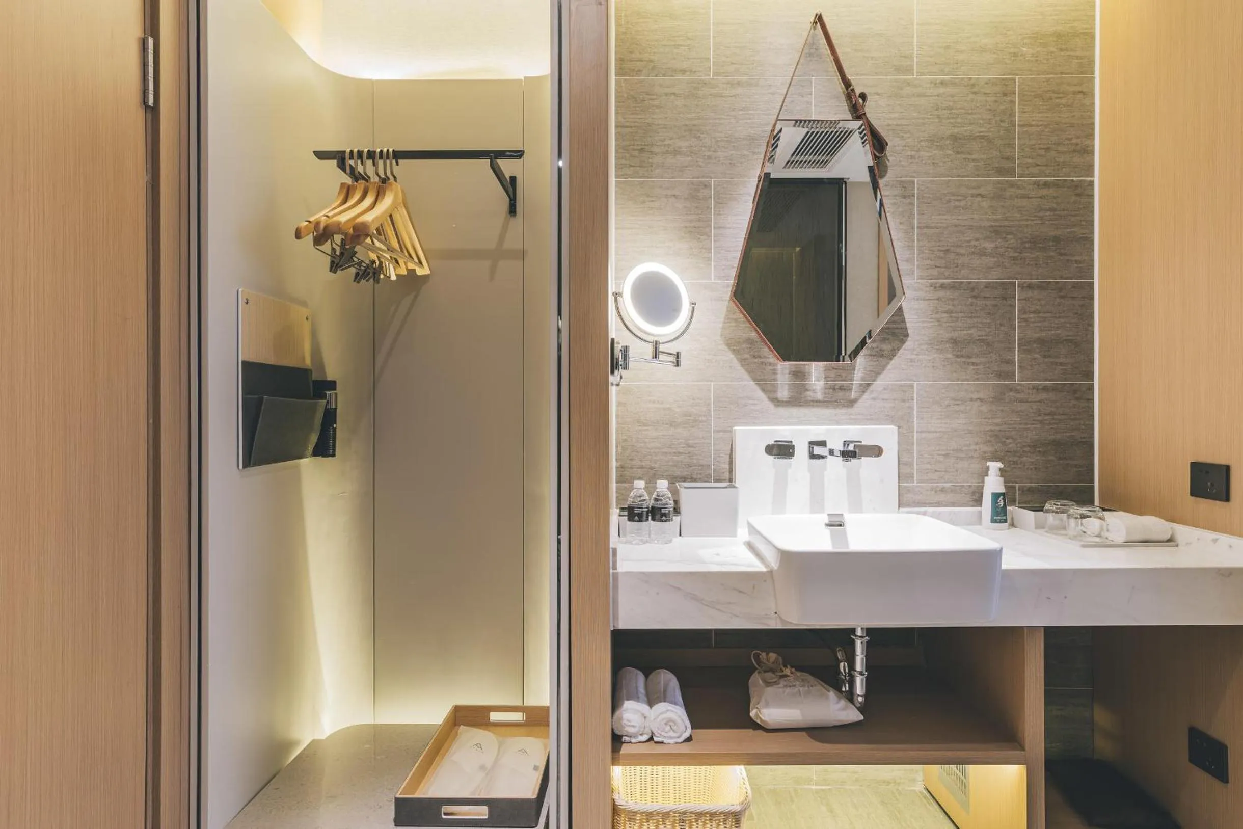 Bathroom in Atour Hotel Nanjing East Road, The Bund-Self-service free laundry-Free Night Snacks