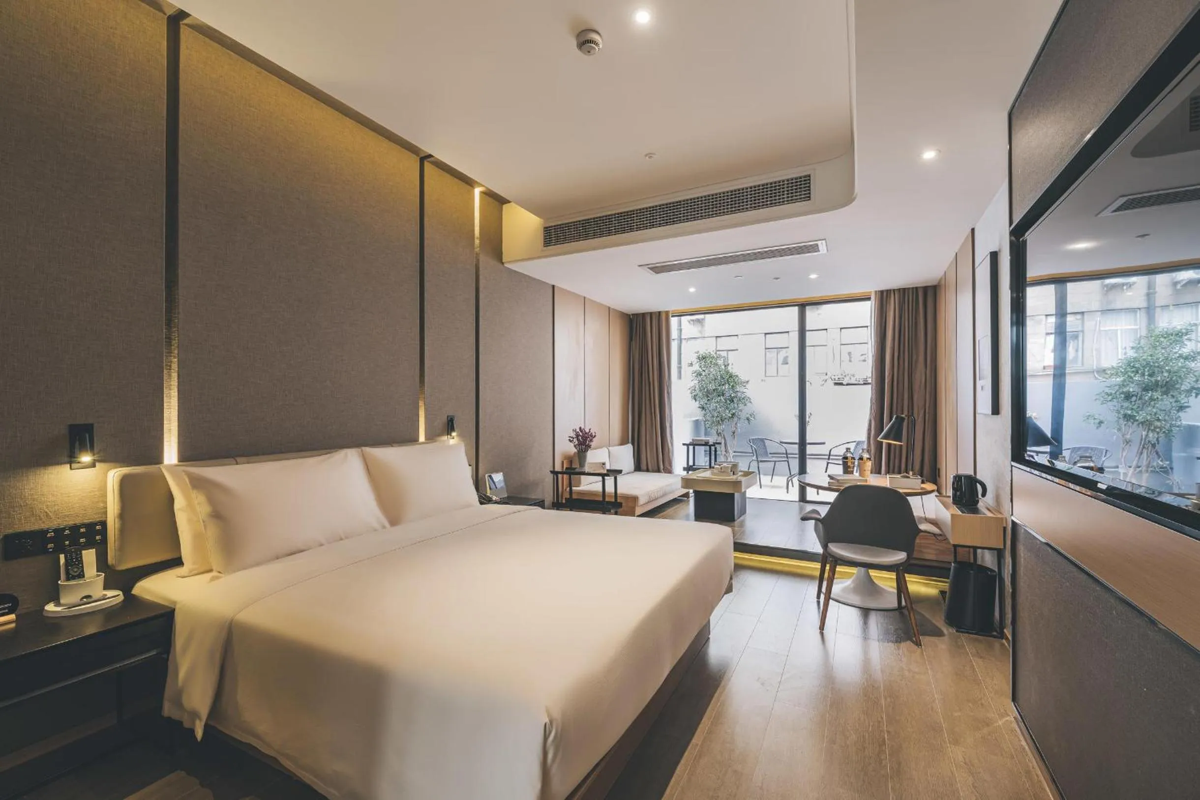 Photo of the whole room, Bed in Atour Hotel Nanjing East Road, The Bund-Self-service free laundry-Free Night Snacks