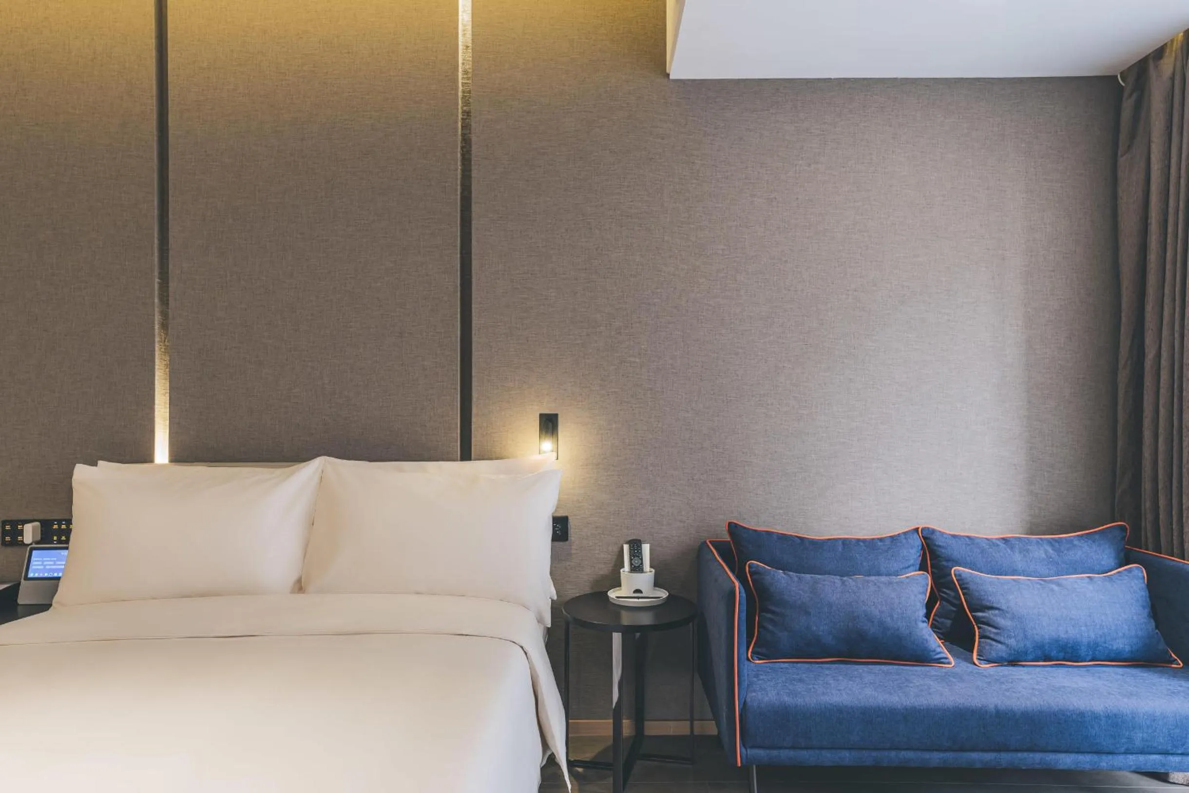 Photo of the whole room, Bed in Atour Hotel Nanjing East Road, The Bund-Self-service free laundry-Free Night Snacks