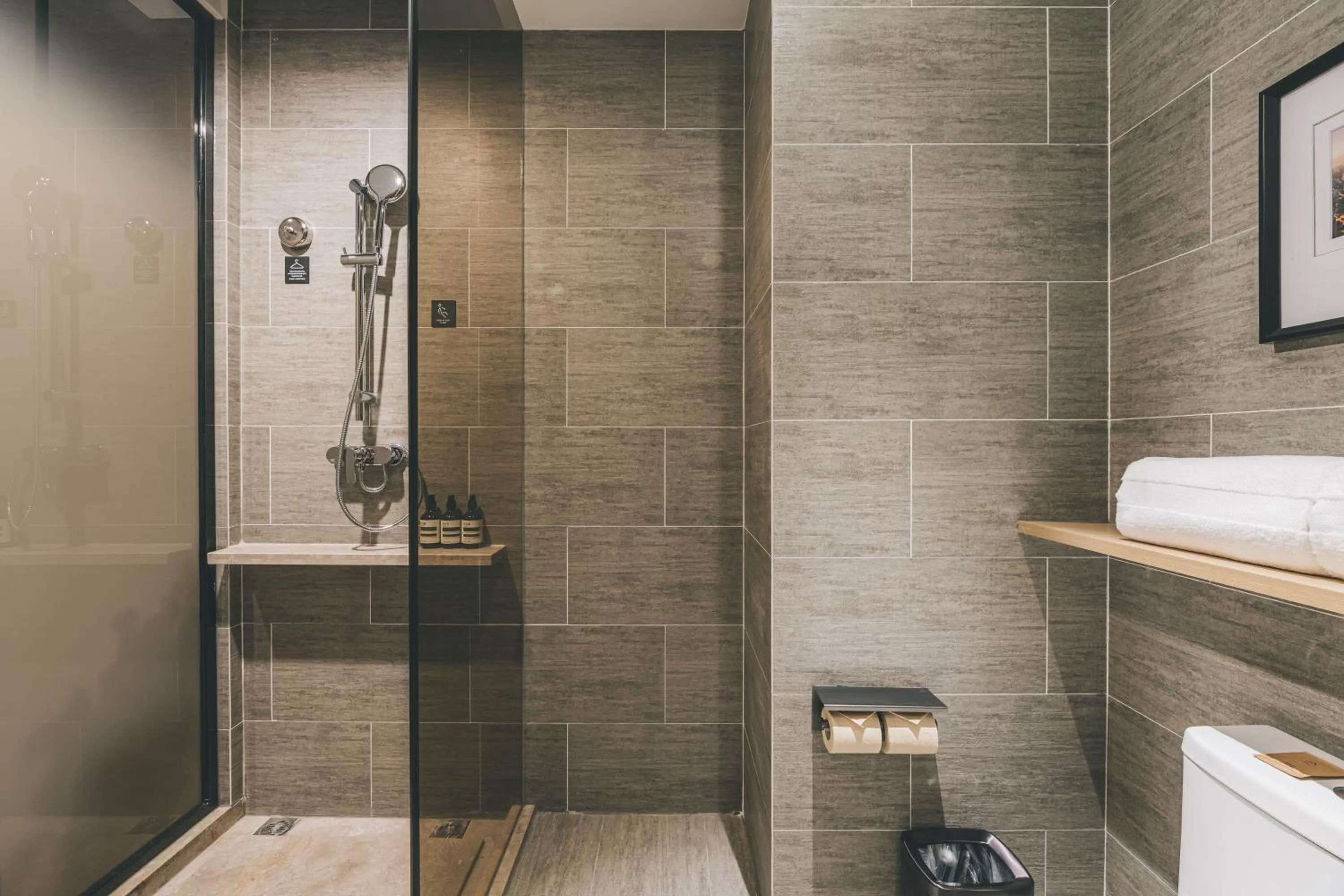 Bathroom in Atour Hotel Nanjing East Road, The Bund-Self-service free laundry-Free Night Snacks