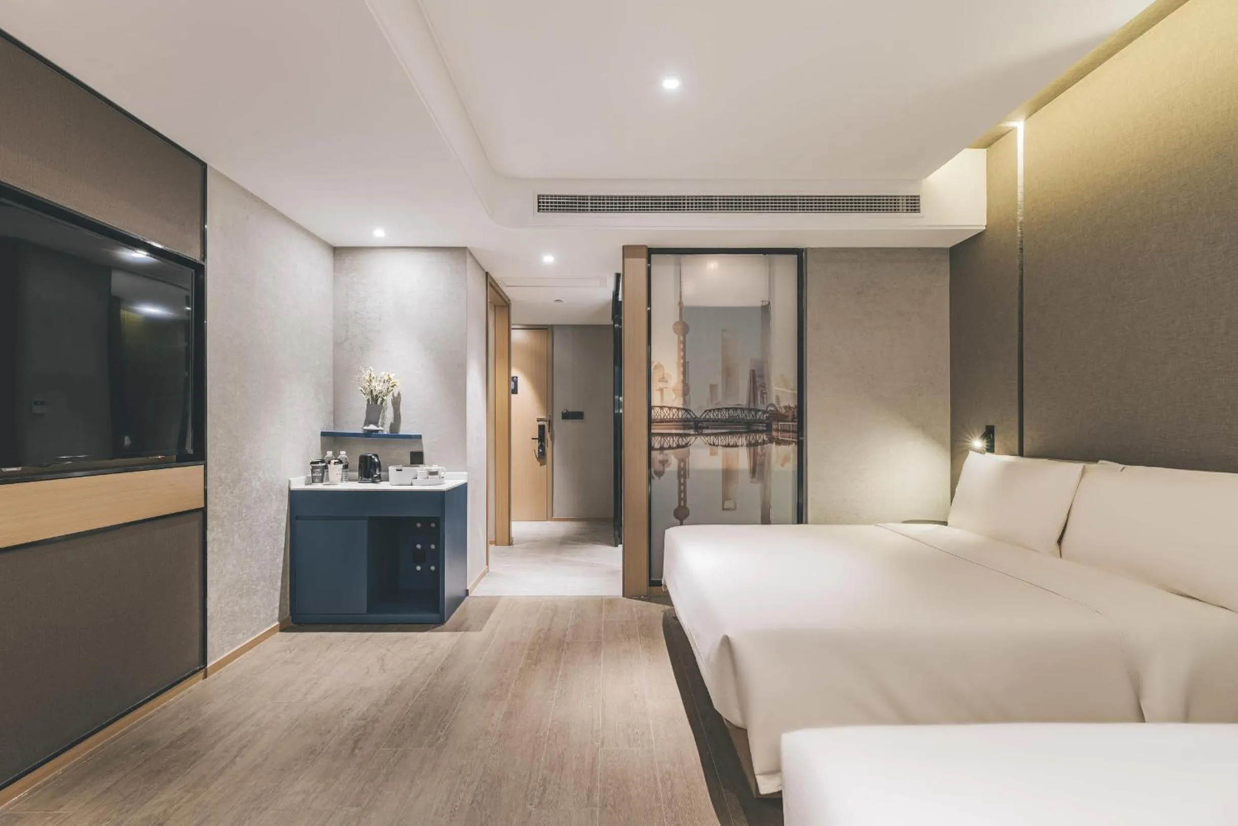 Photo of the whole room, Bed in Atour Hotel Nanjing East Road, The Bund-Self-service free laundry-Free Night Snacks