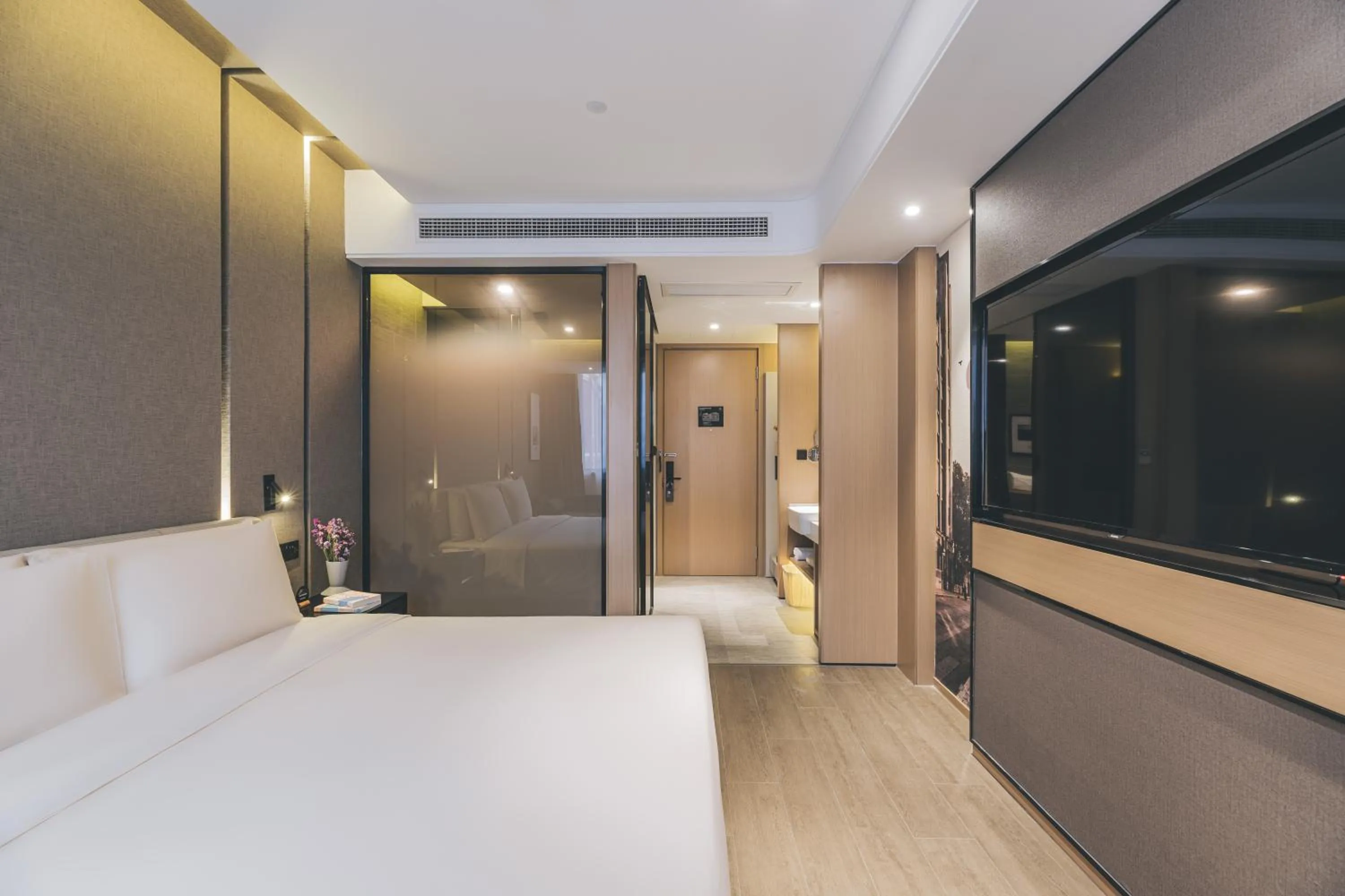 Photo of the whole room, Bed in Atour Hotel Nanjing East Road, The Bund-Self-service free laundry-Free Night Snacks