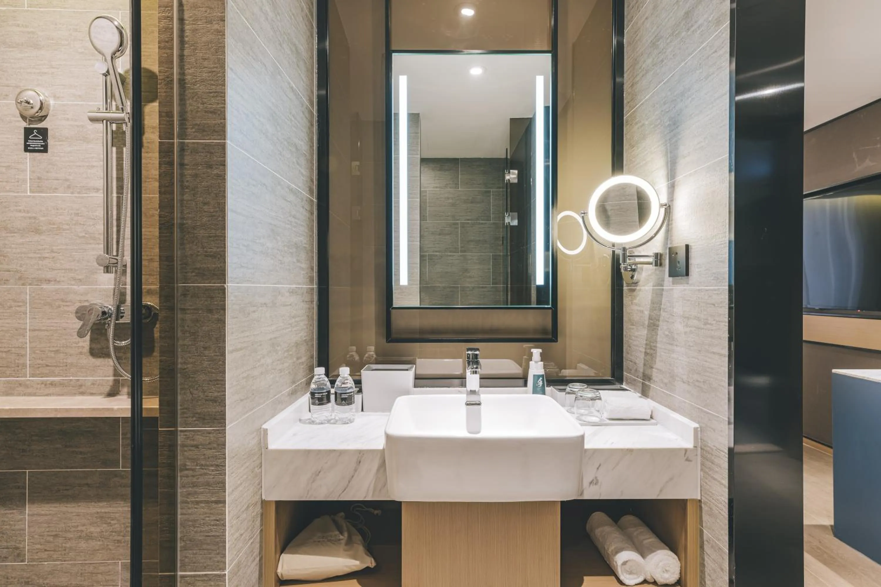 Bathroom in Atour Hotel Nanjing East Road, The Bund-Self-service free laundry-Free Night Snacks