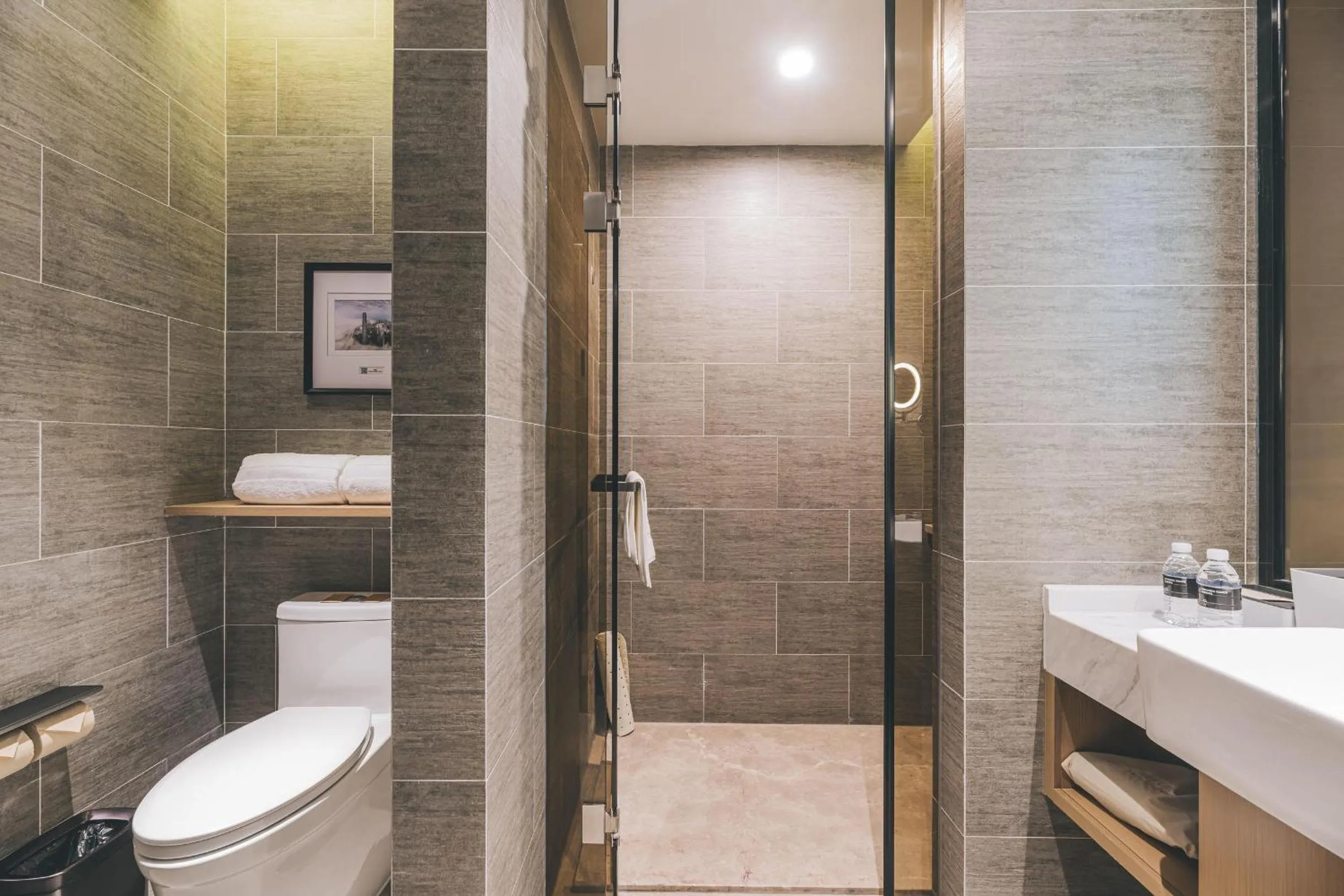 Bathroom in Atour Hotel Nanjing East Road, The Bund-Self-service free laundry-Free Night Snacks