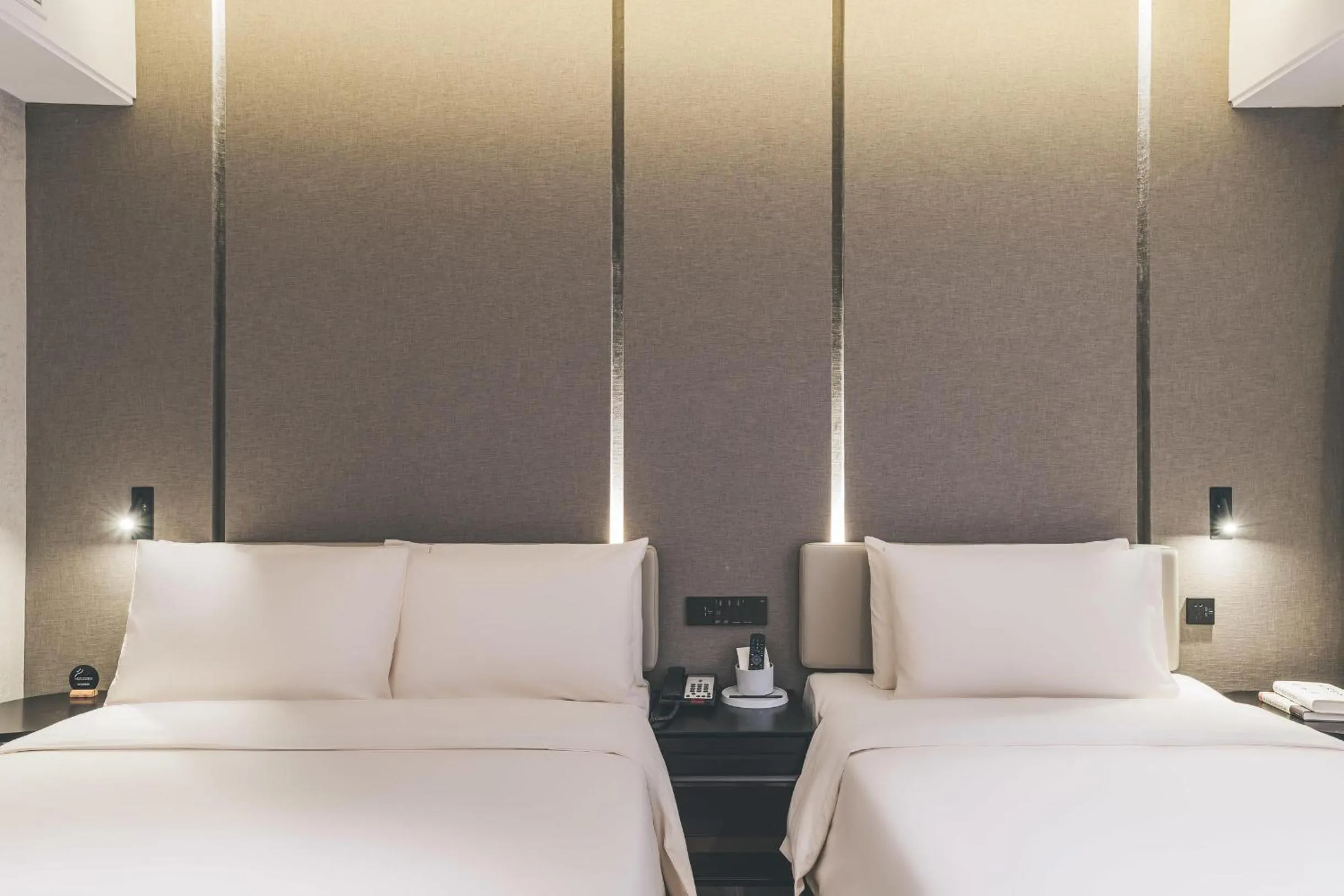 Photo of the whole room, Bed in Atour Hotel Nanjing East Road, The Bund-Self-service free laundry-Free Night Snacks