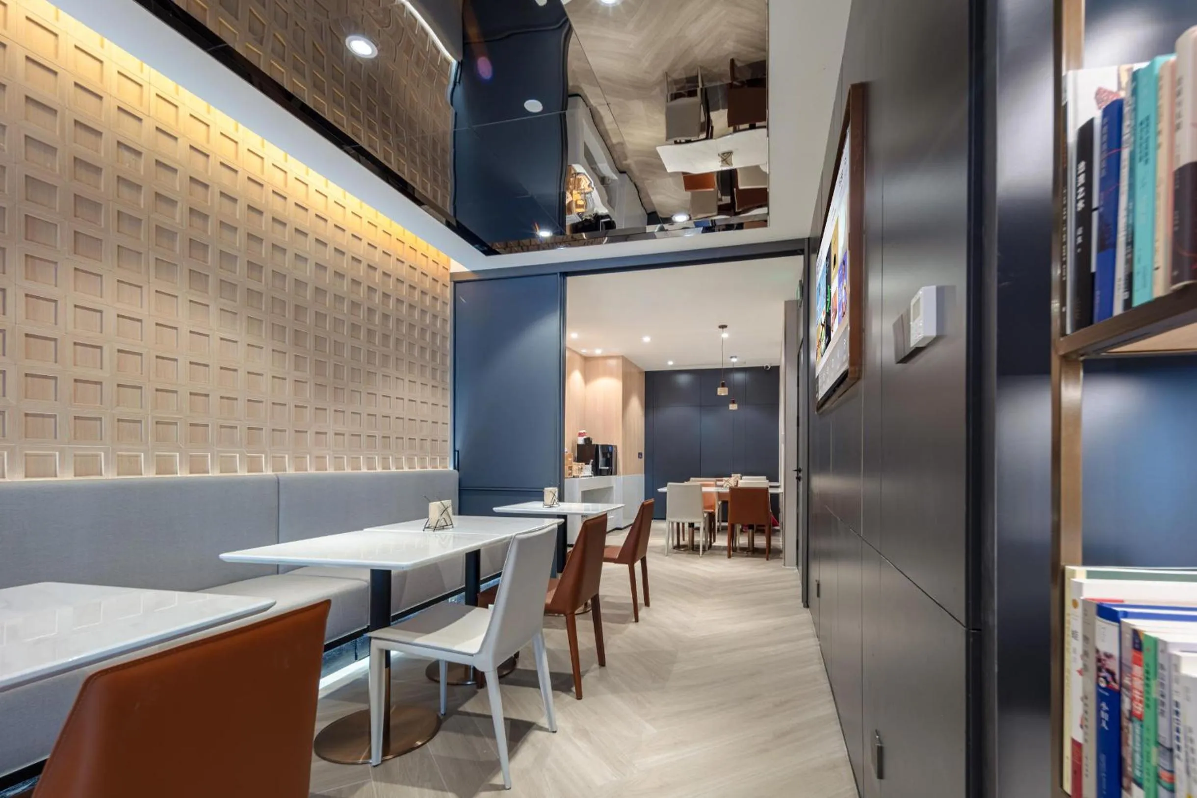 Restaurant/places to eat in Atour X Hotel Shanghai Lujiazui Binjiang Avenue