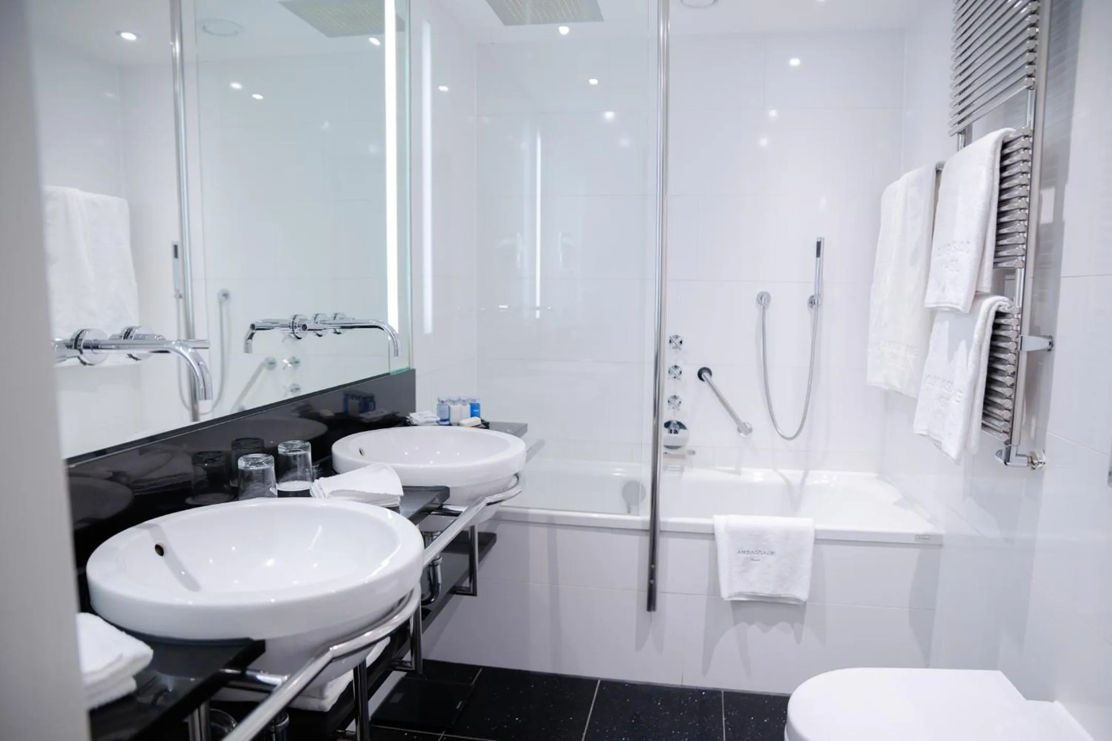 Toilet in Ambassade Hotel