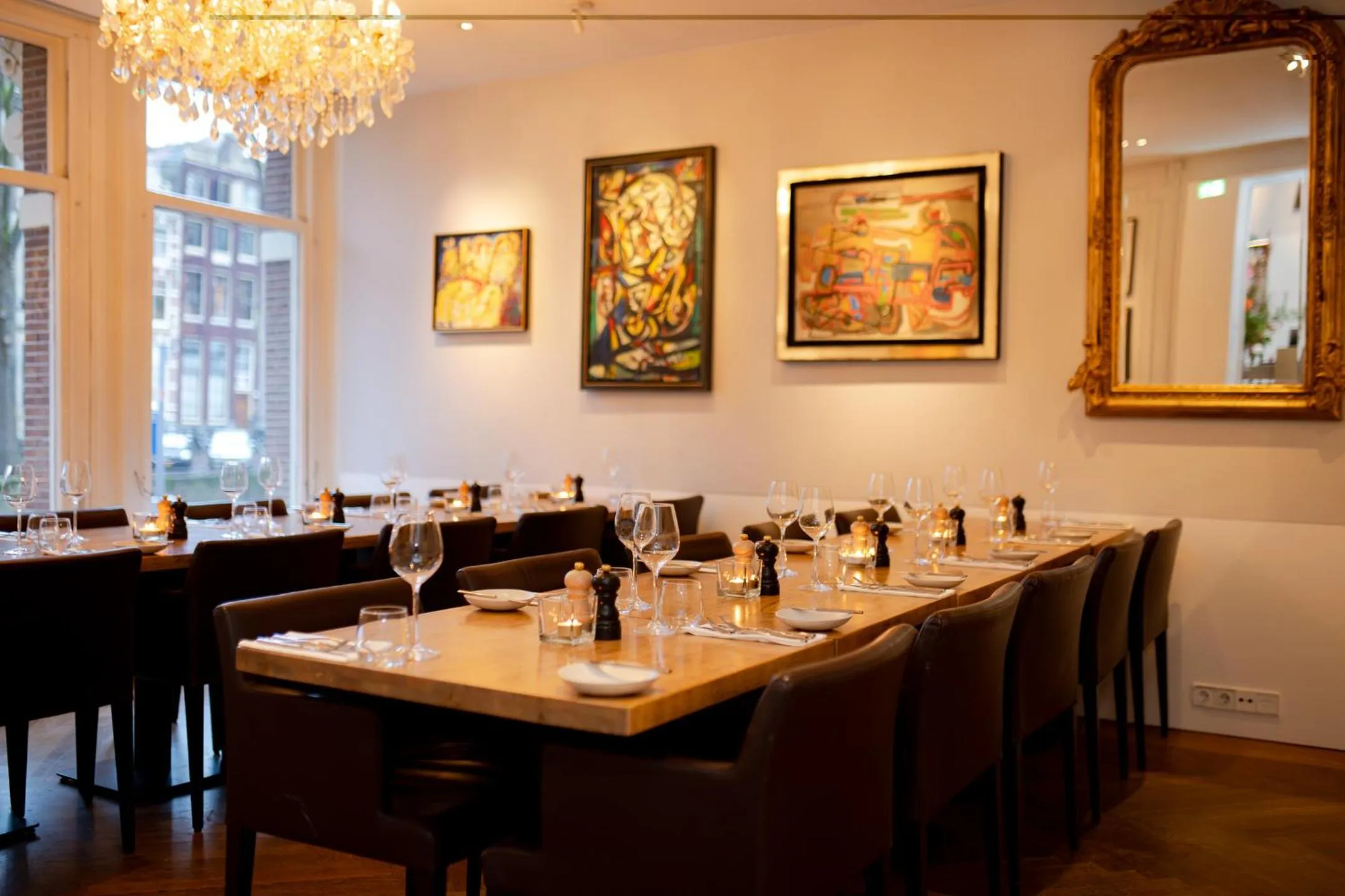 Restaurant/places to eat in Ambassade Hotel