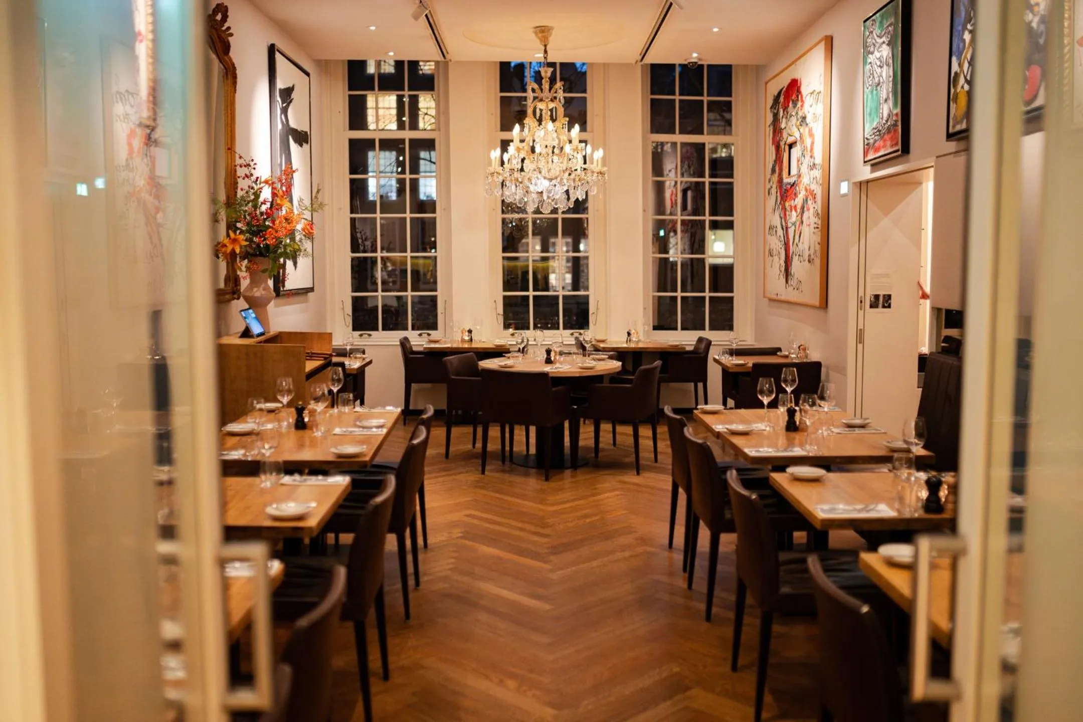 Restaurant/places to eat in Ambassade Hotel