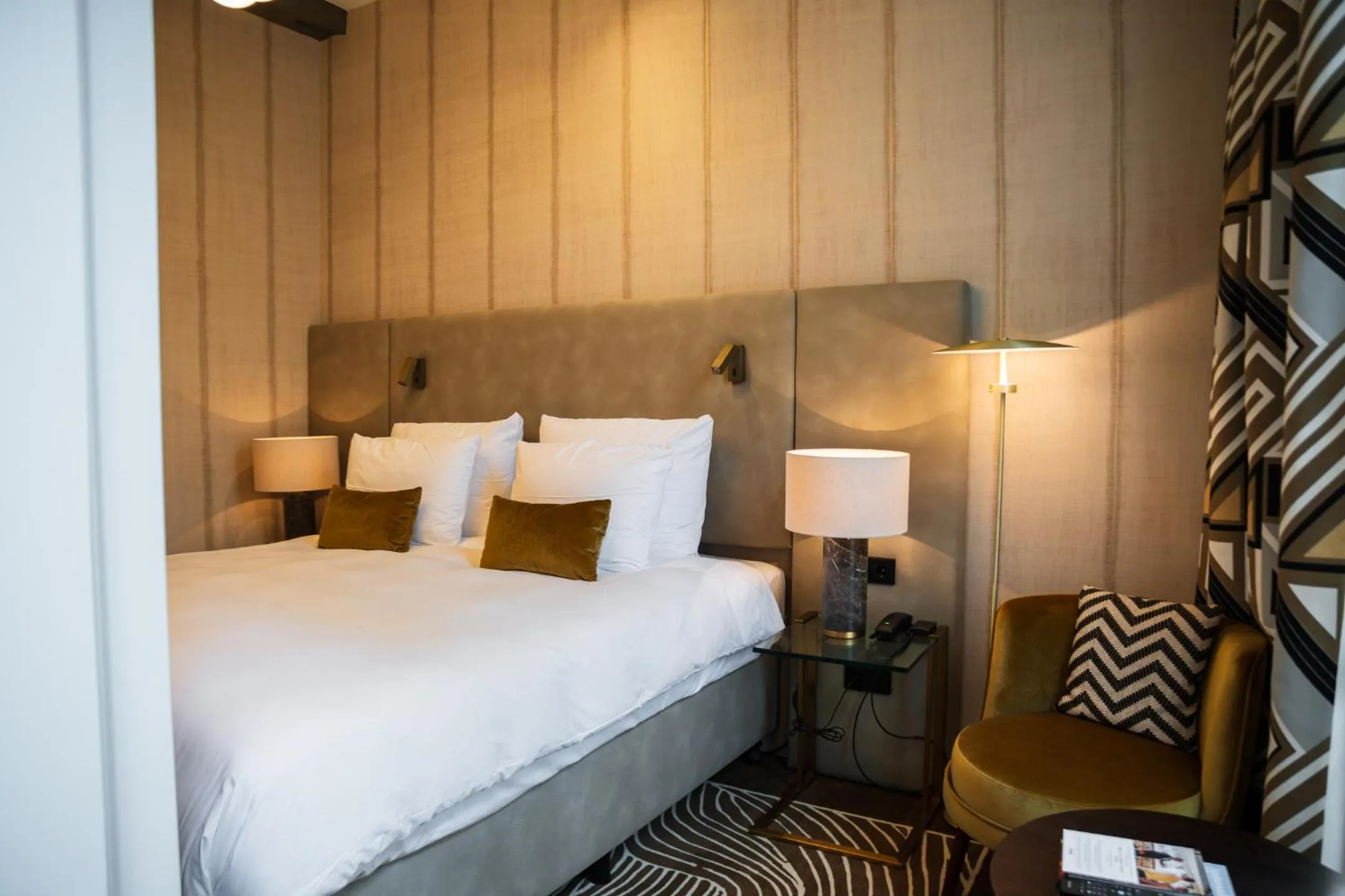 Bedroom, Bed in Ambassade Hotel