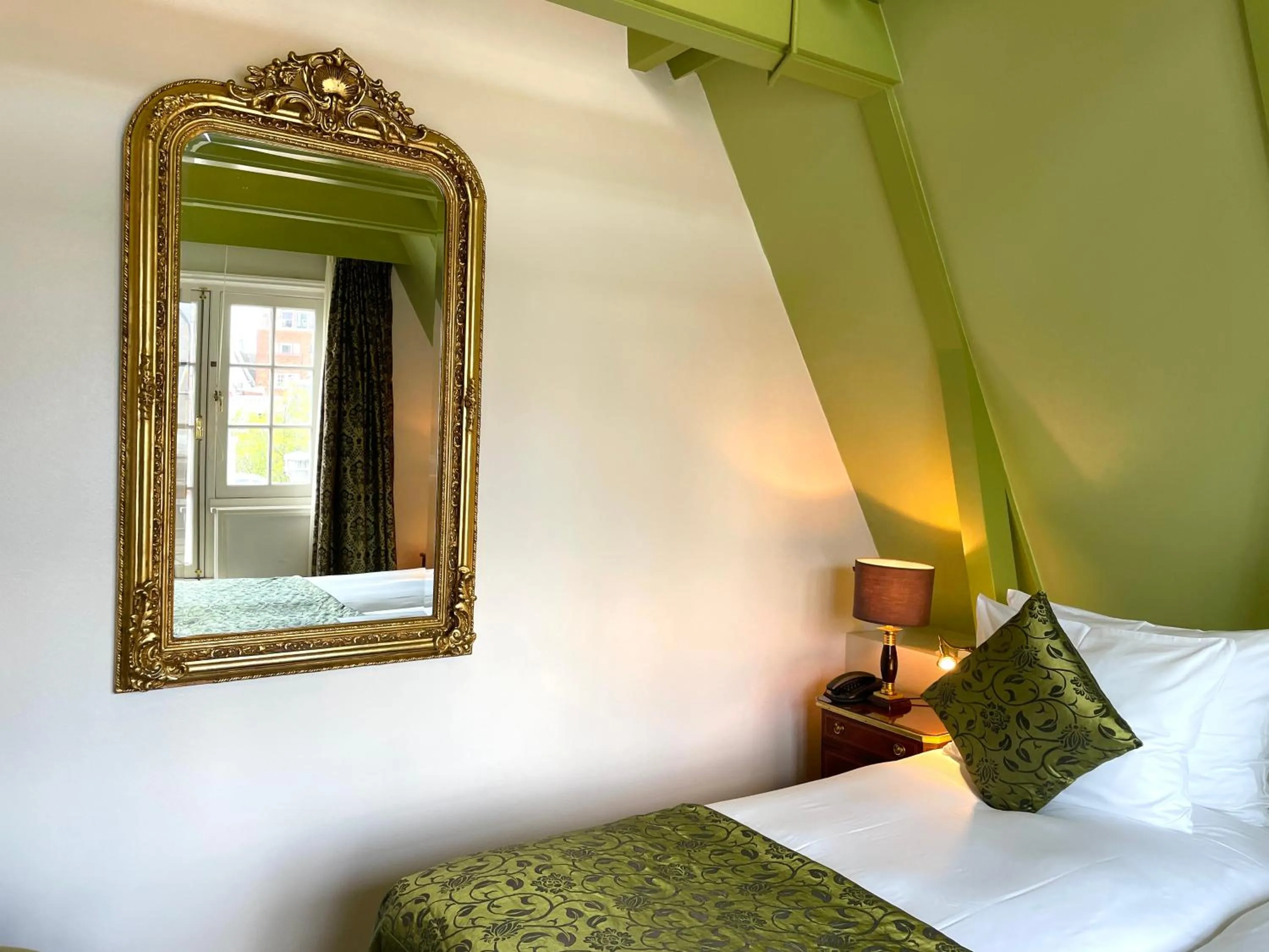 Bedroom, Bed in Ambassade Hotel