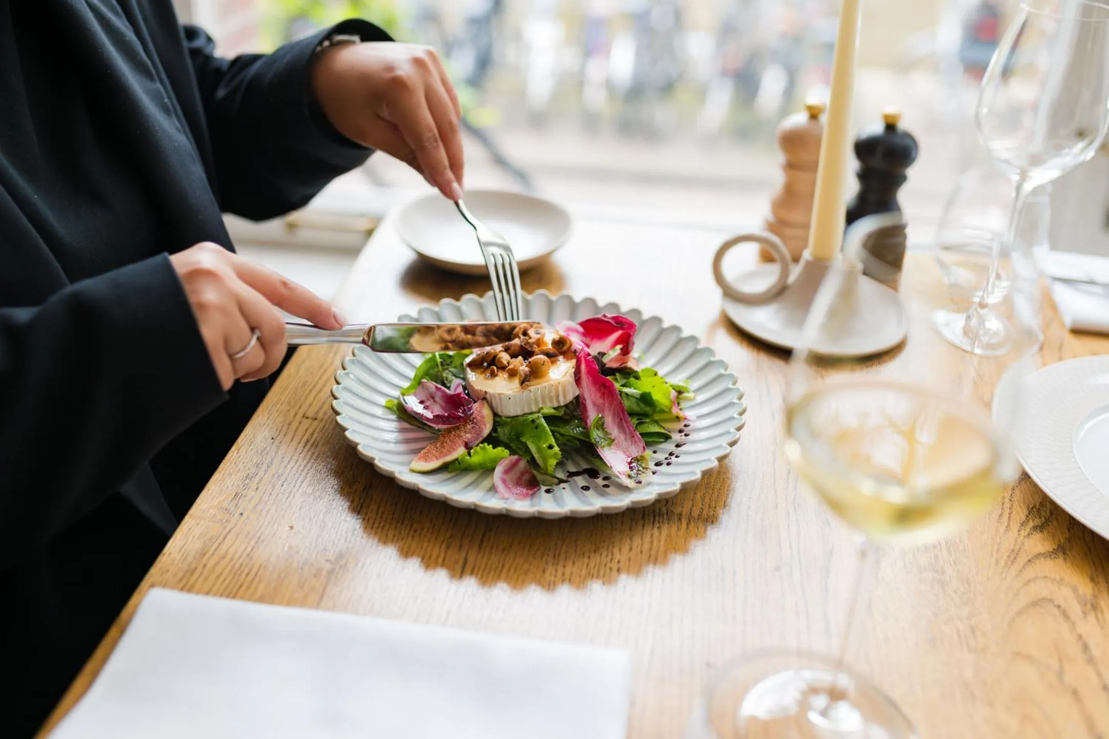 Restaurant/places to eat in Ambassade Hotel