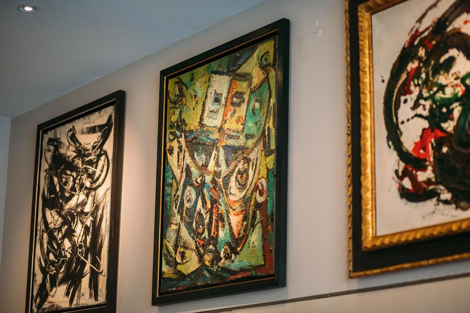 Restaurant/places to eat in Ambassade Hotel